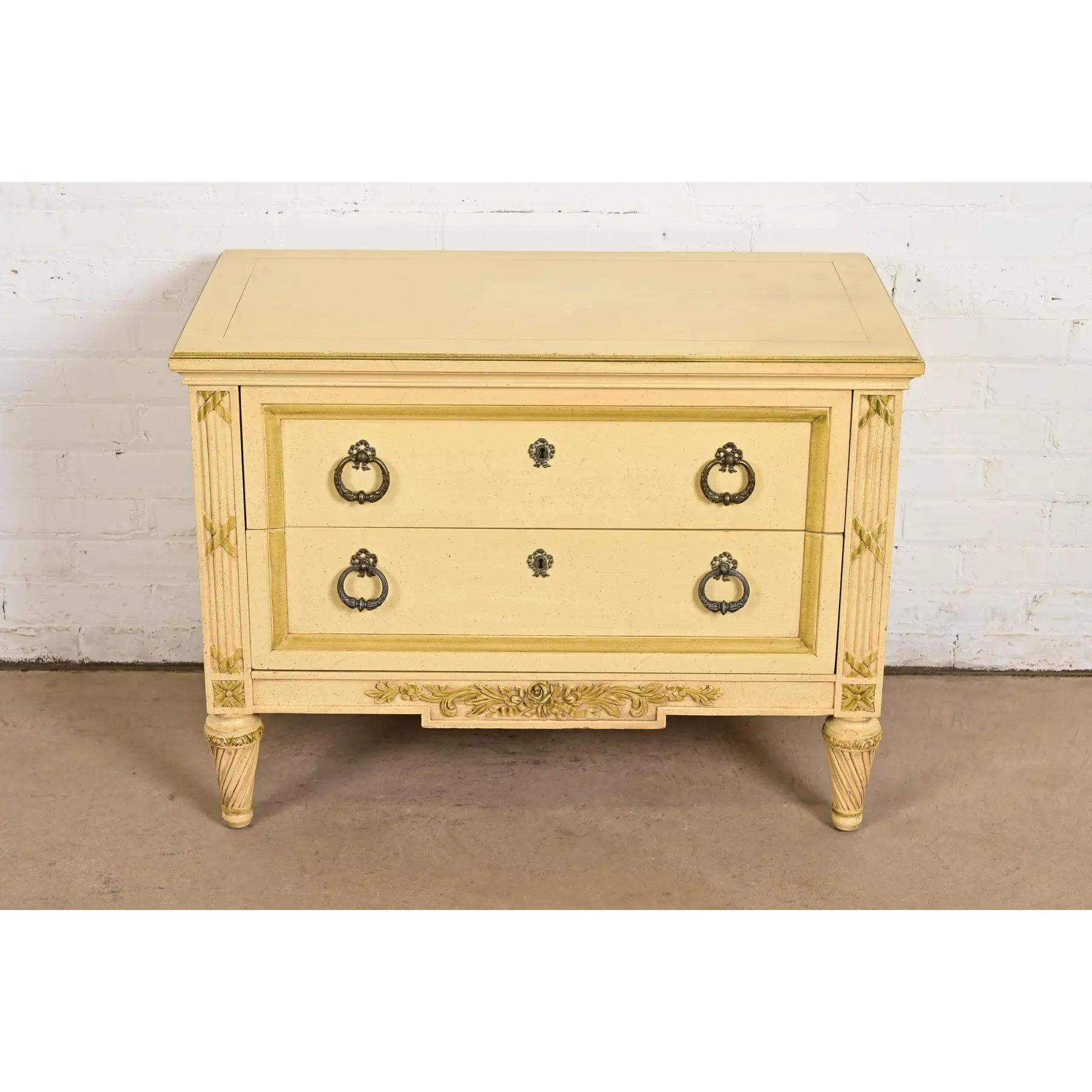 Américain Commode de chevet Louis XVI Régence française laquée crème, Circa 1960s en vente