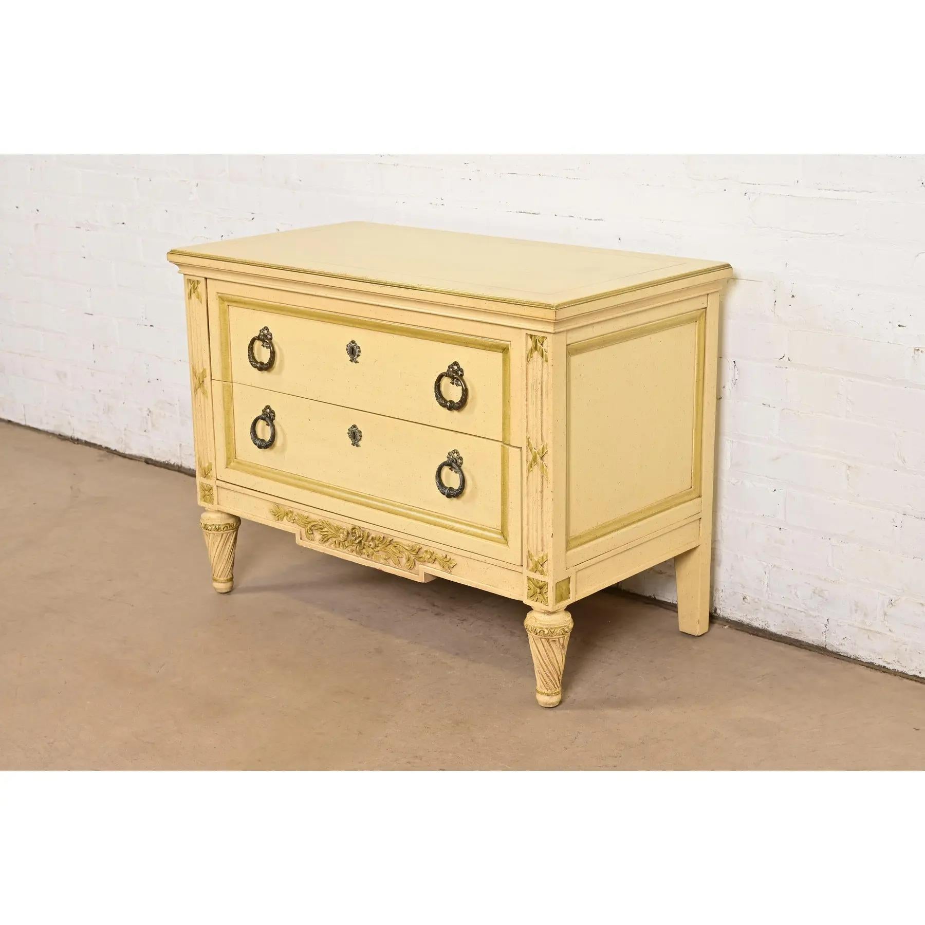 Commode de chevet Louis XVI Régence française laquée crème, Circa 1960s Bon état - En vente à South Bend, IN