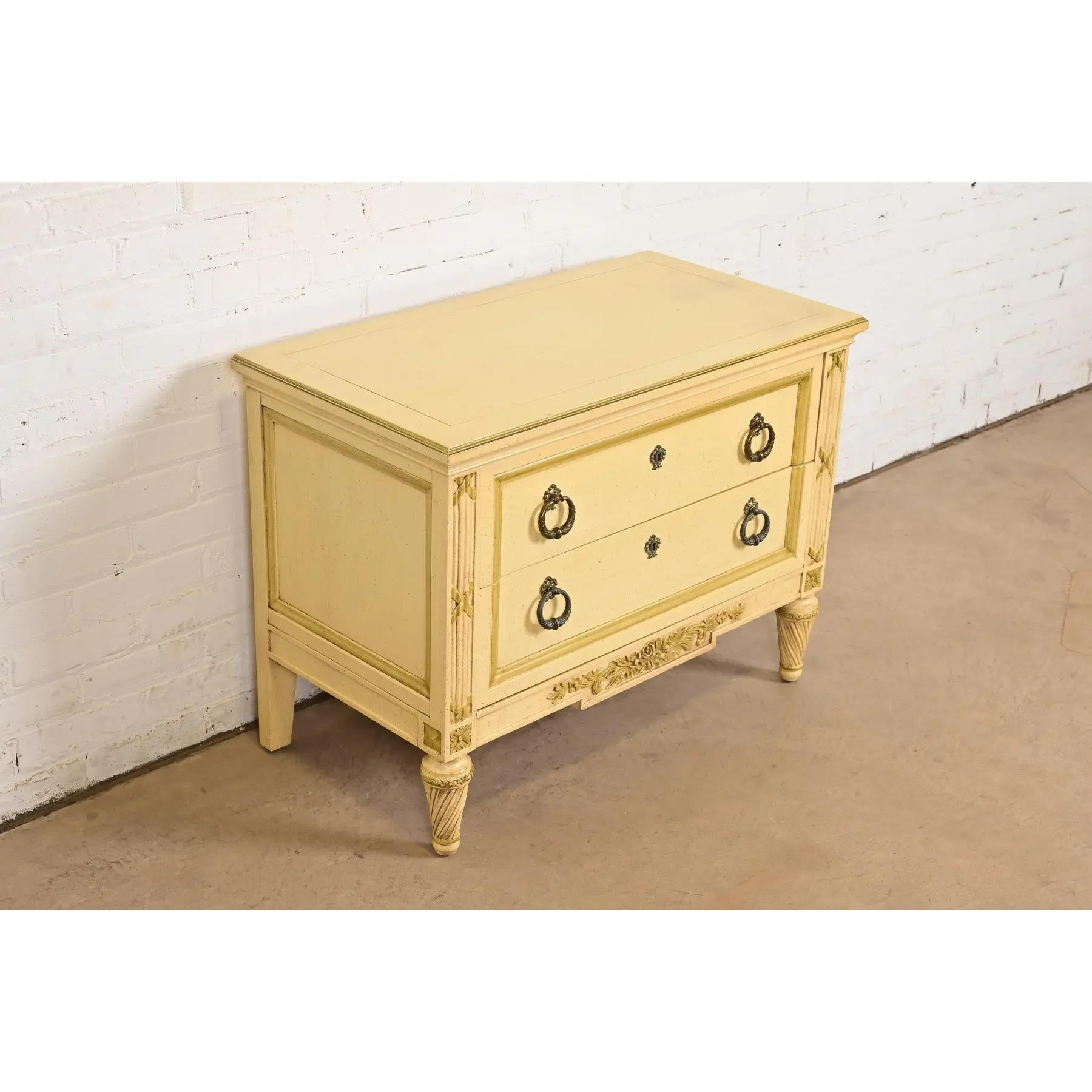 Milieu du XXe siècle Commode de chevet Louis XVI Régence française laquée crème, Circa 1960s en vente