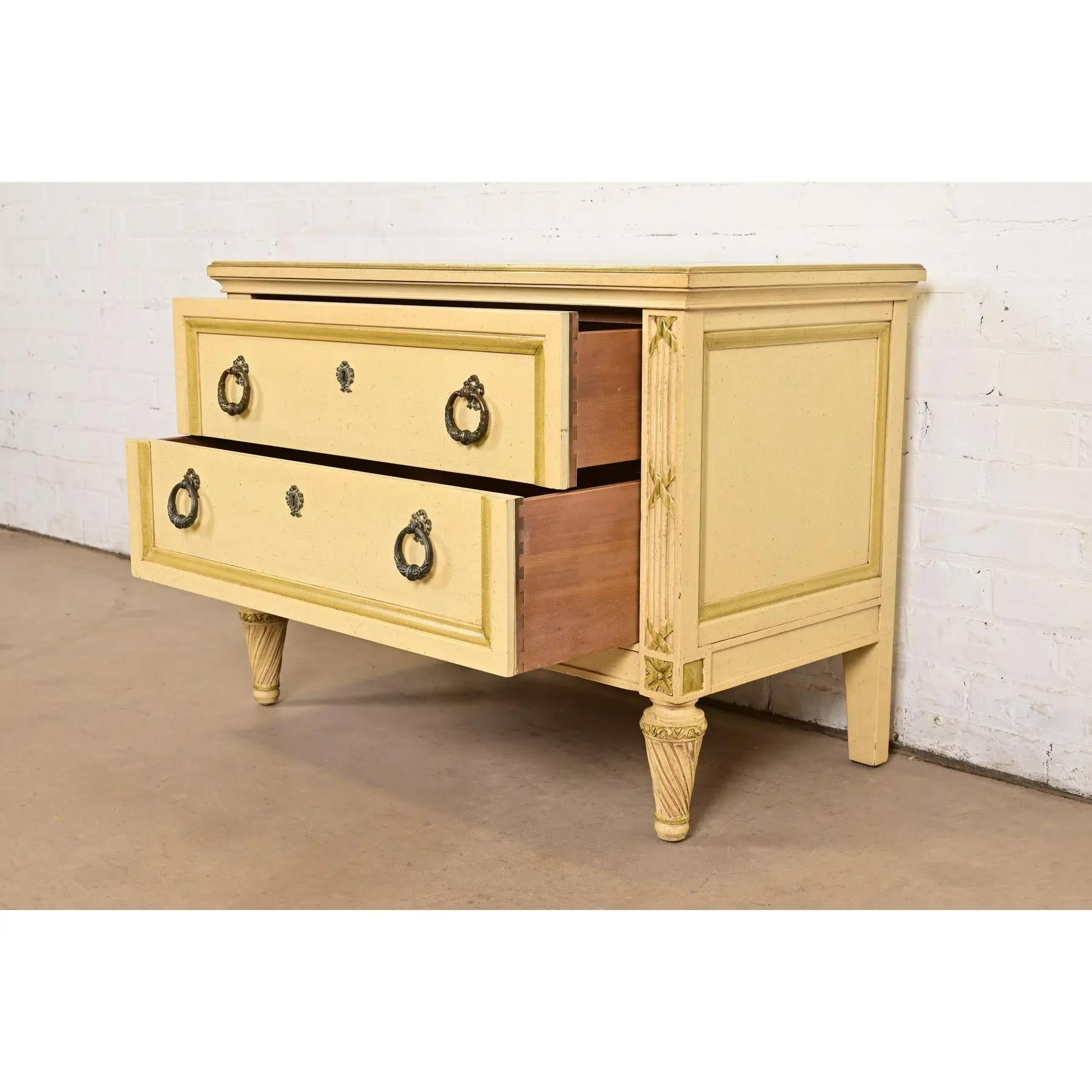 Laiton Commode de chevet Louis XVI Régence française laquée crème, Circa 1960s en vente