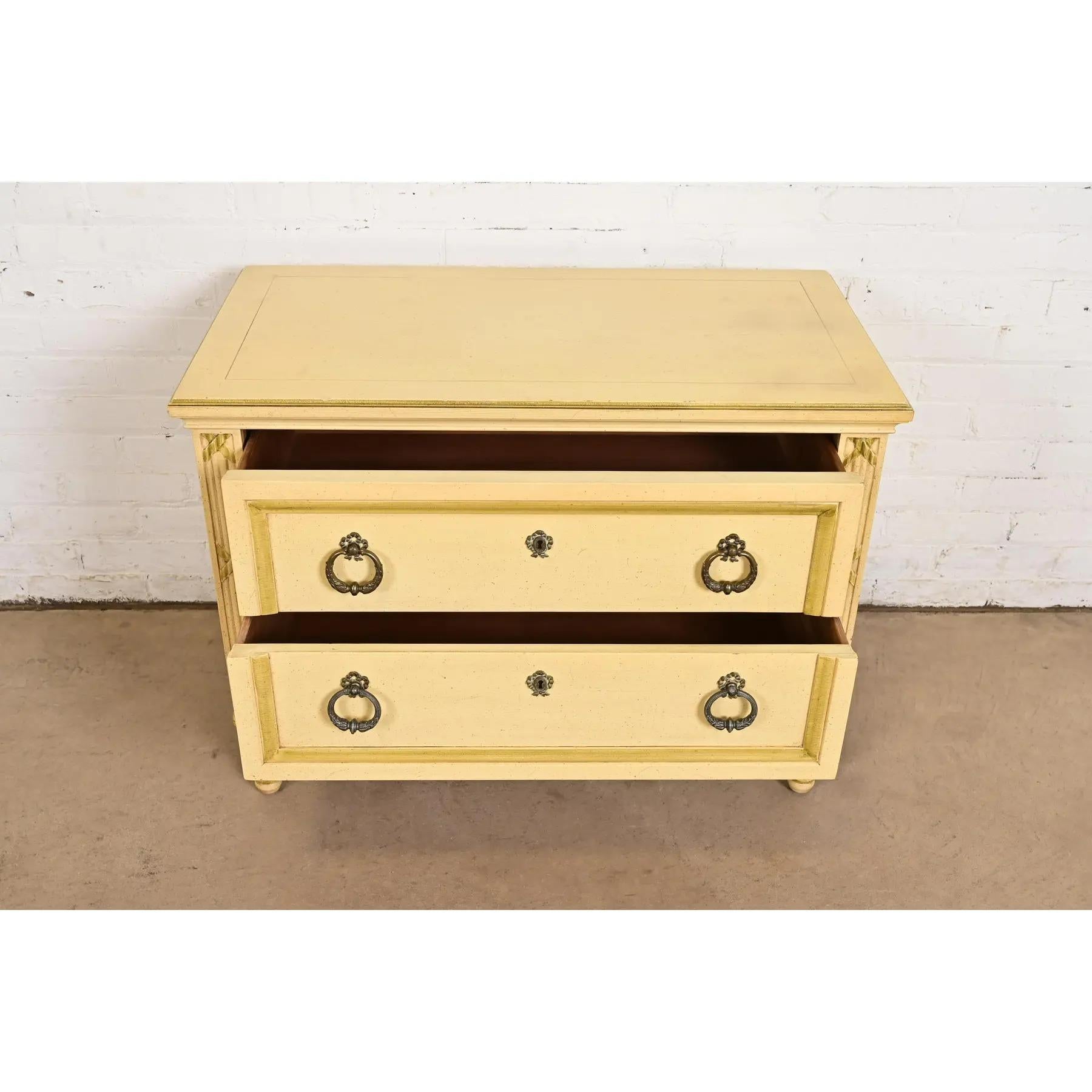 Commode de chevet Louis XVI Régence française laquée crème, Circa 1960s en vente 1