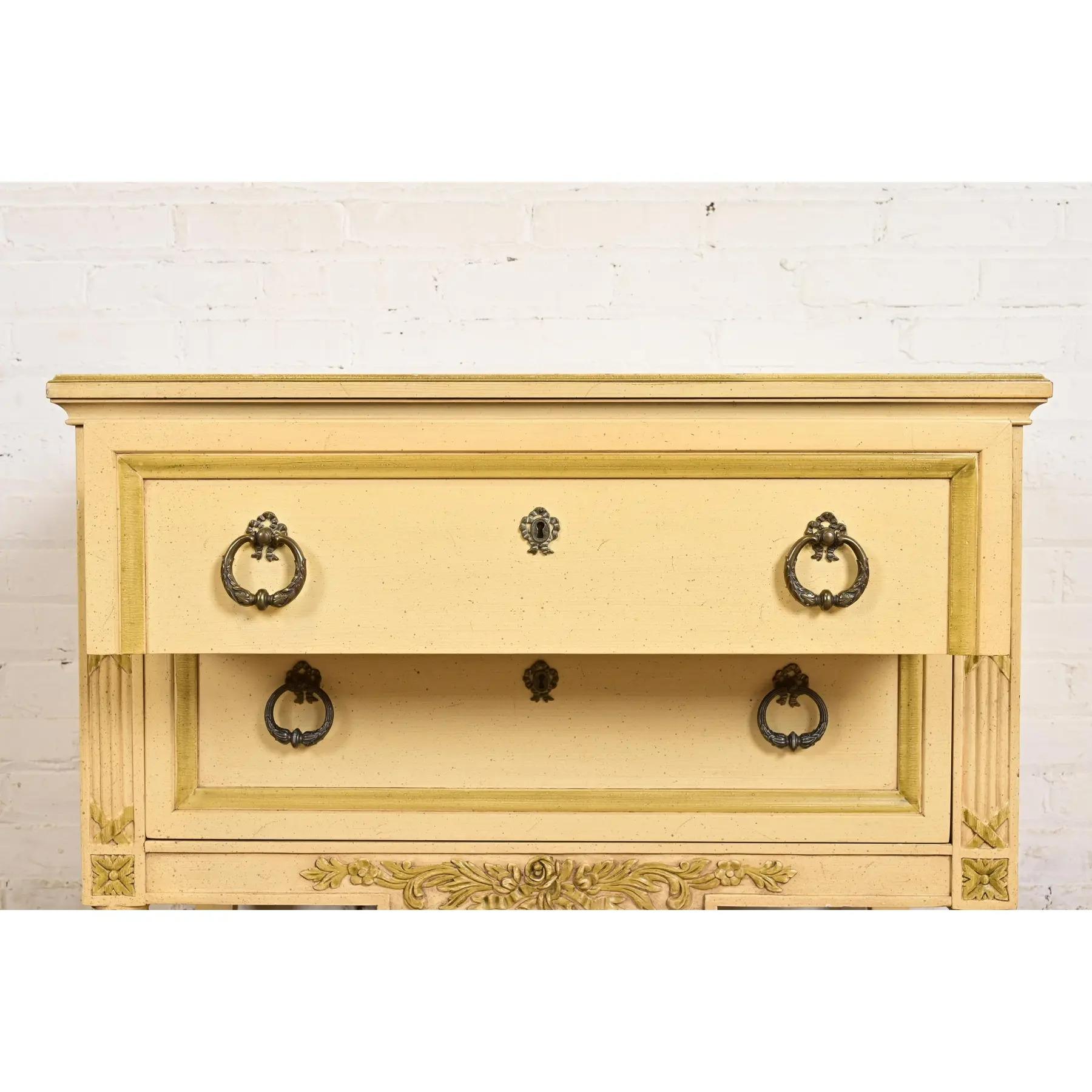 Commode de chevet Louis XVI Régence française laquée crème, Circa 1960s en vente 2