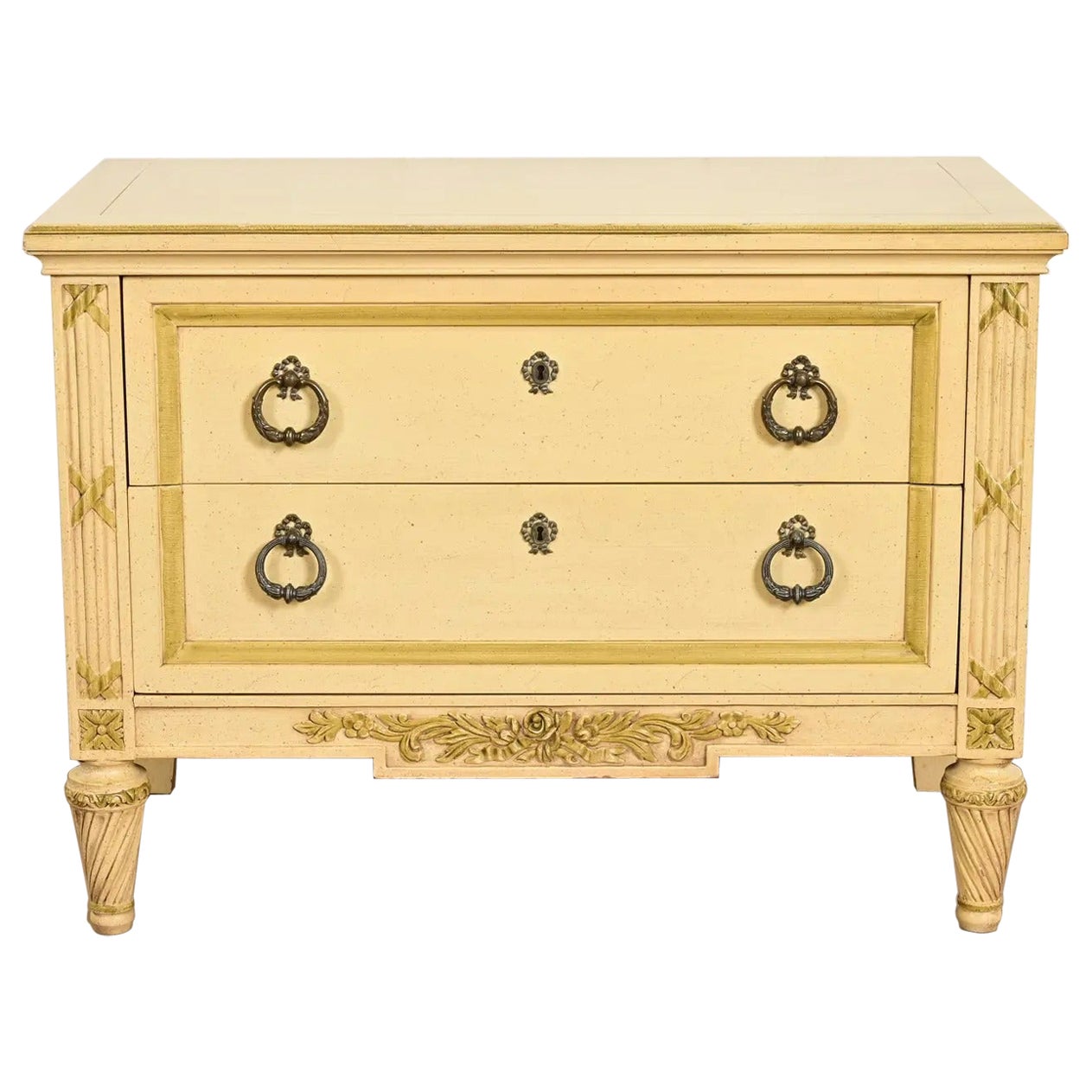 Commode de chevet Louis XVI Régence française laquée crème, Circa 1960s en vente