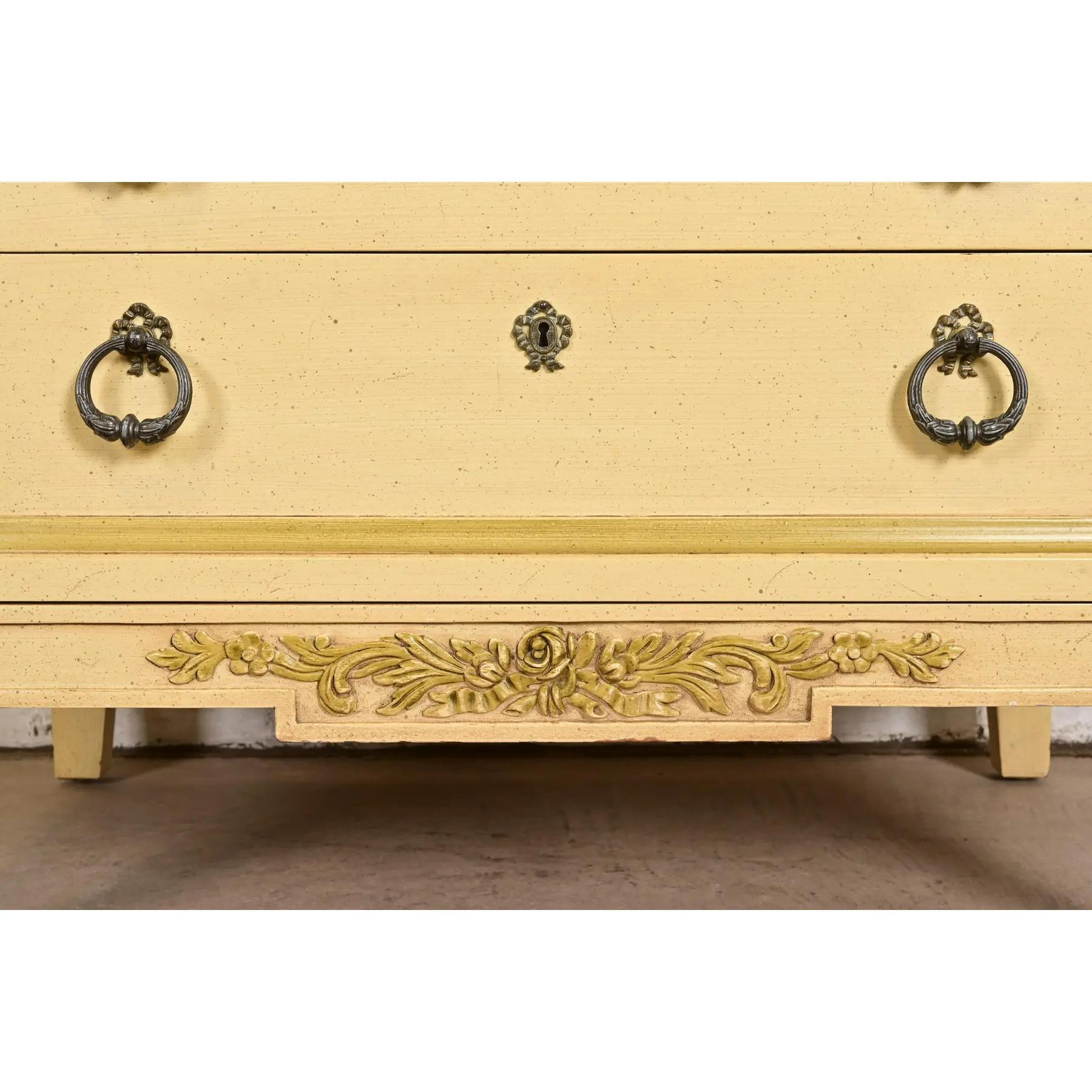 Commodes de chevet de style Régence française Louis XVI laquées crème, Circa 1960 en vente 4