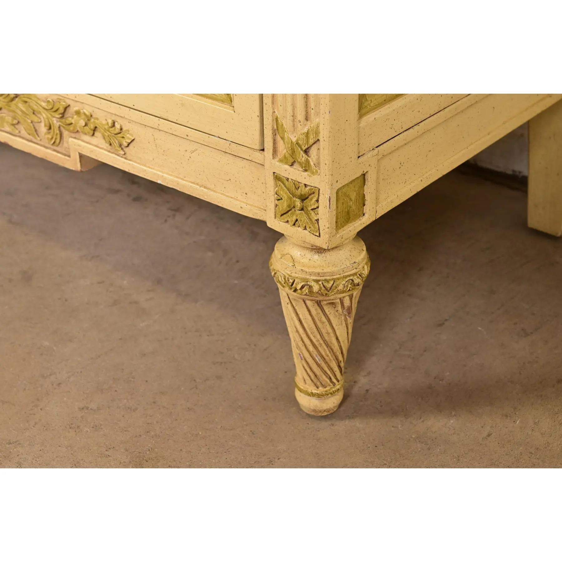 Commodes de chevet de style Régence française Louis XVI laquées crème, Circa 1960 en vente 5