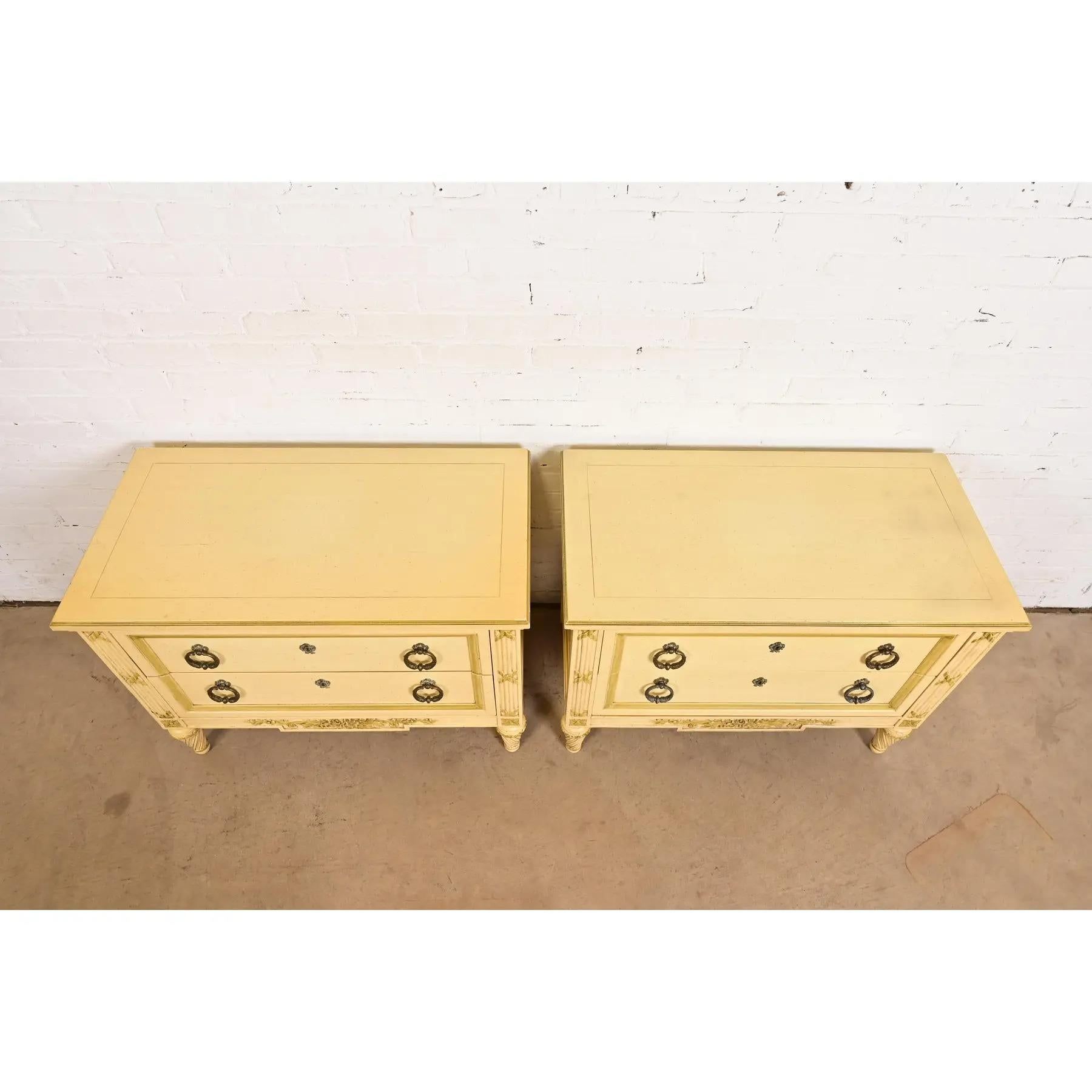 Commodes de chevet de style Régence française Louis XVI laquées crème, Circa 1960 en vente 6