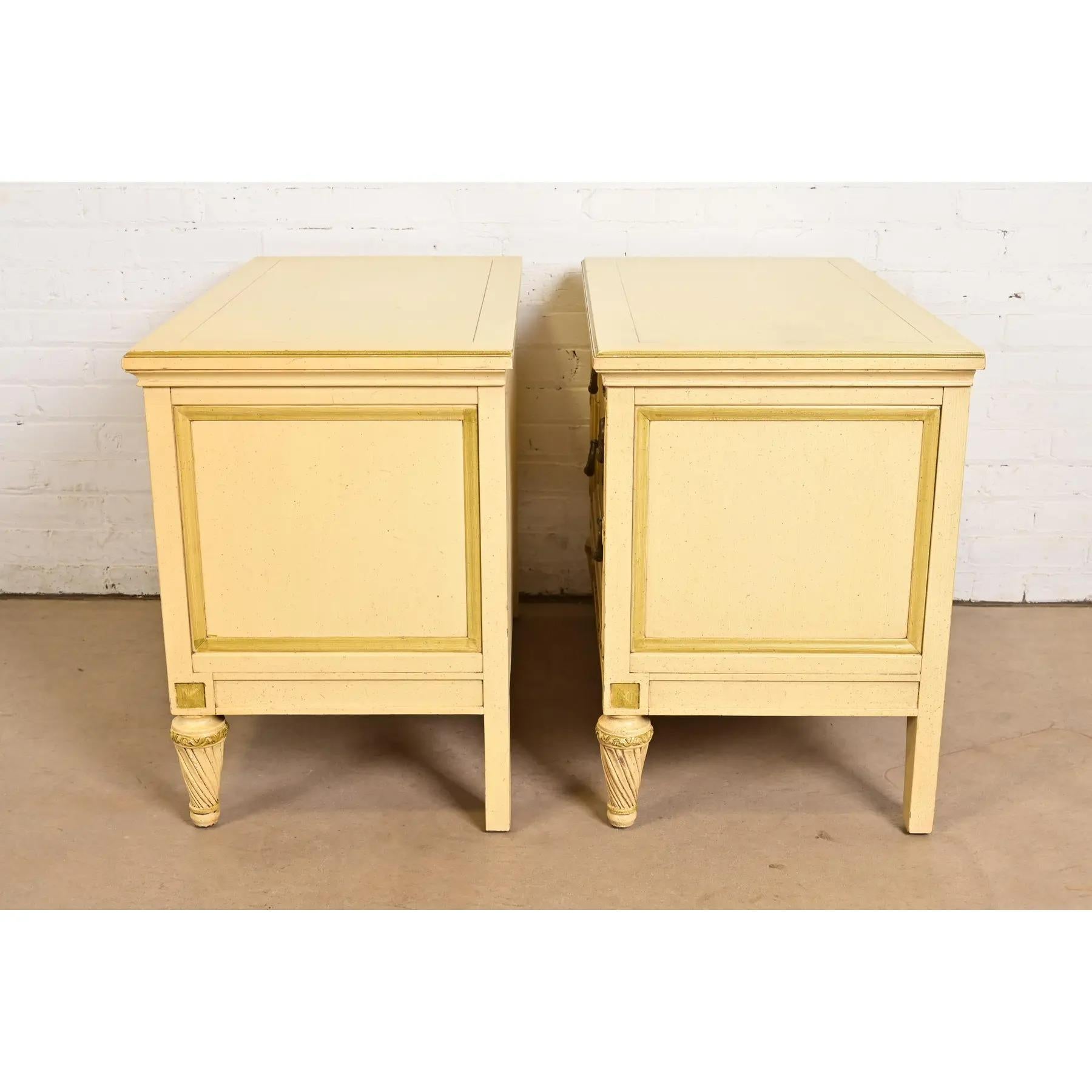 Commodes de chevet de style Régence française Louis XVI laquées crème, Circa 1960 en vente 7