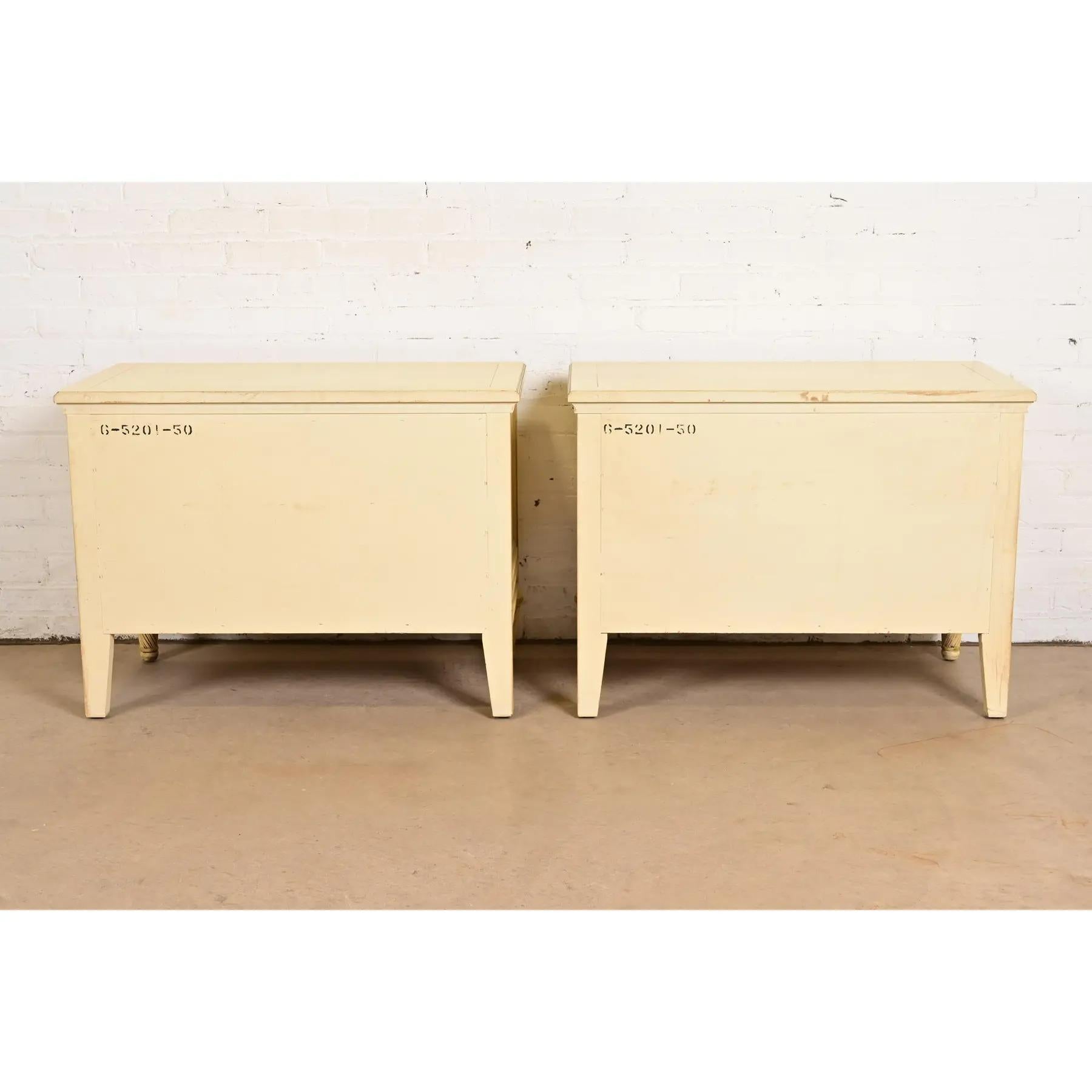 Commodes de chevet de style Régence française Louis XVI laquées crème, Circa 1960 en vente 8