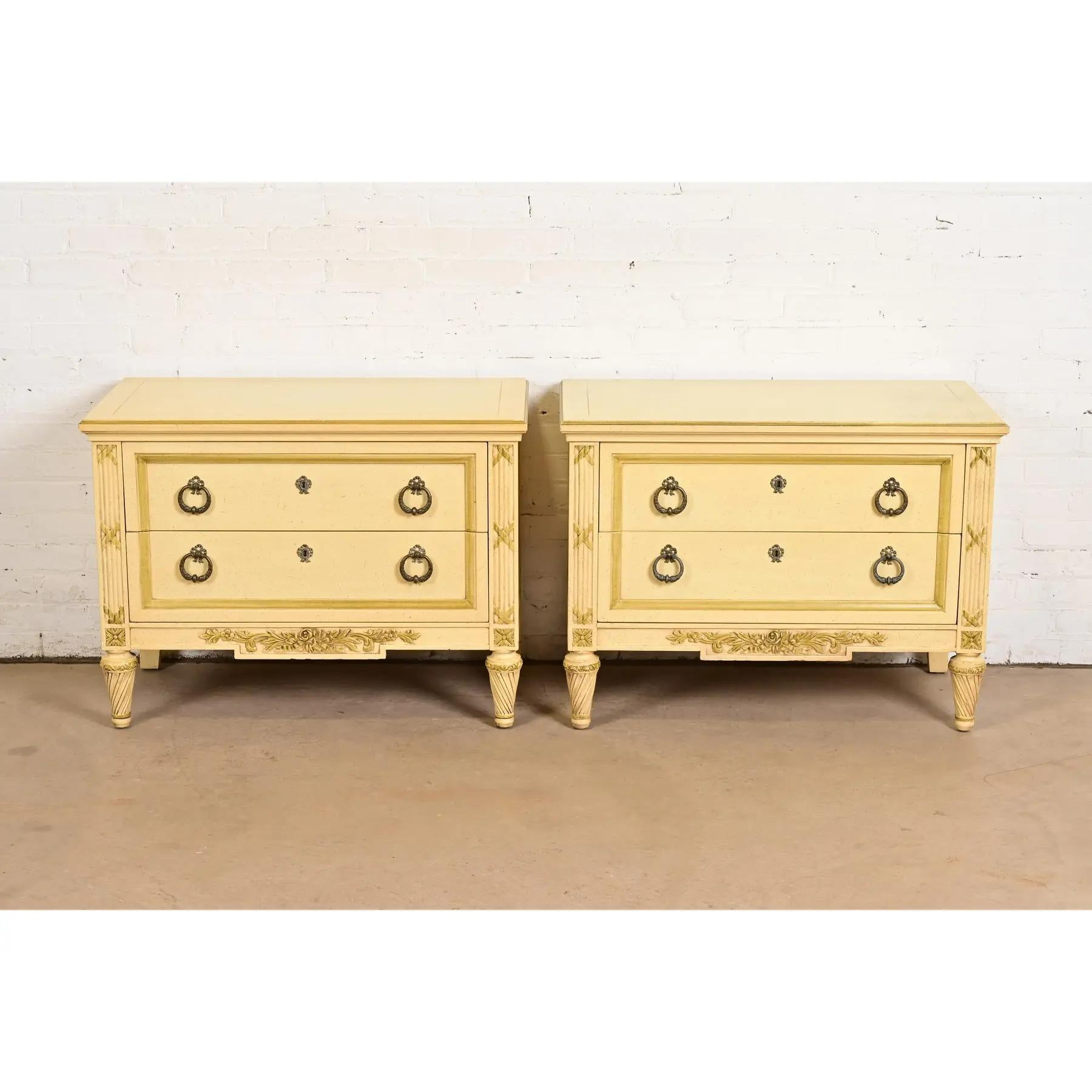 Américain Commodes de chevet de style Régence française Louis XVI laquées crème, Circa 1960 en vente