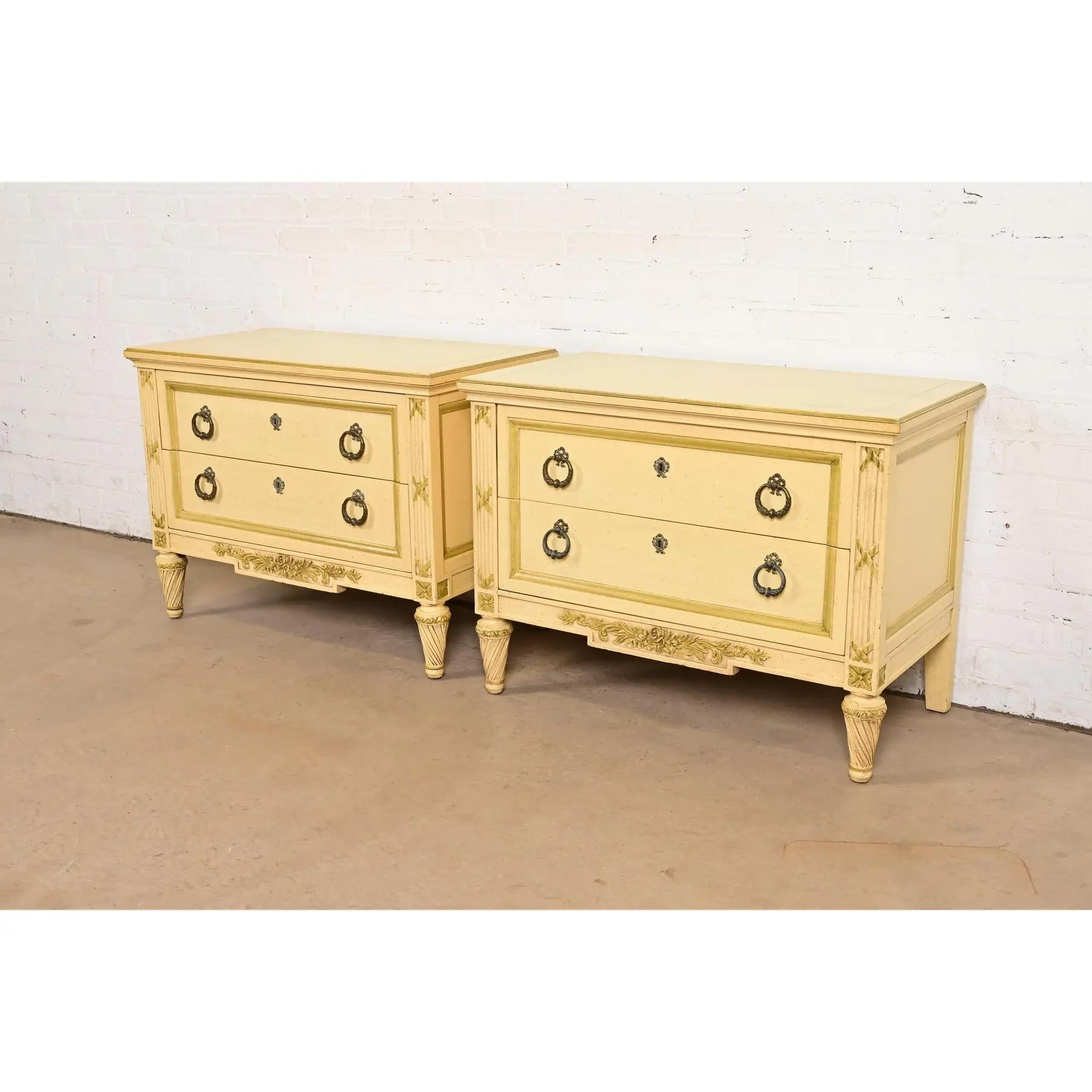 Commodes de chevet de style Régence française Louis XVI laquées crème, Circa 1960 Bon état - En vente à South Bend, IN