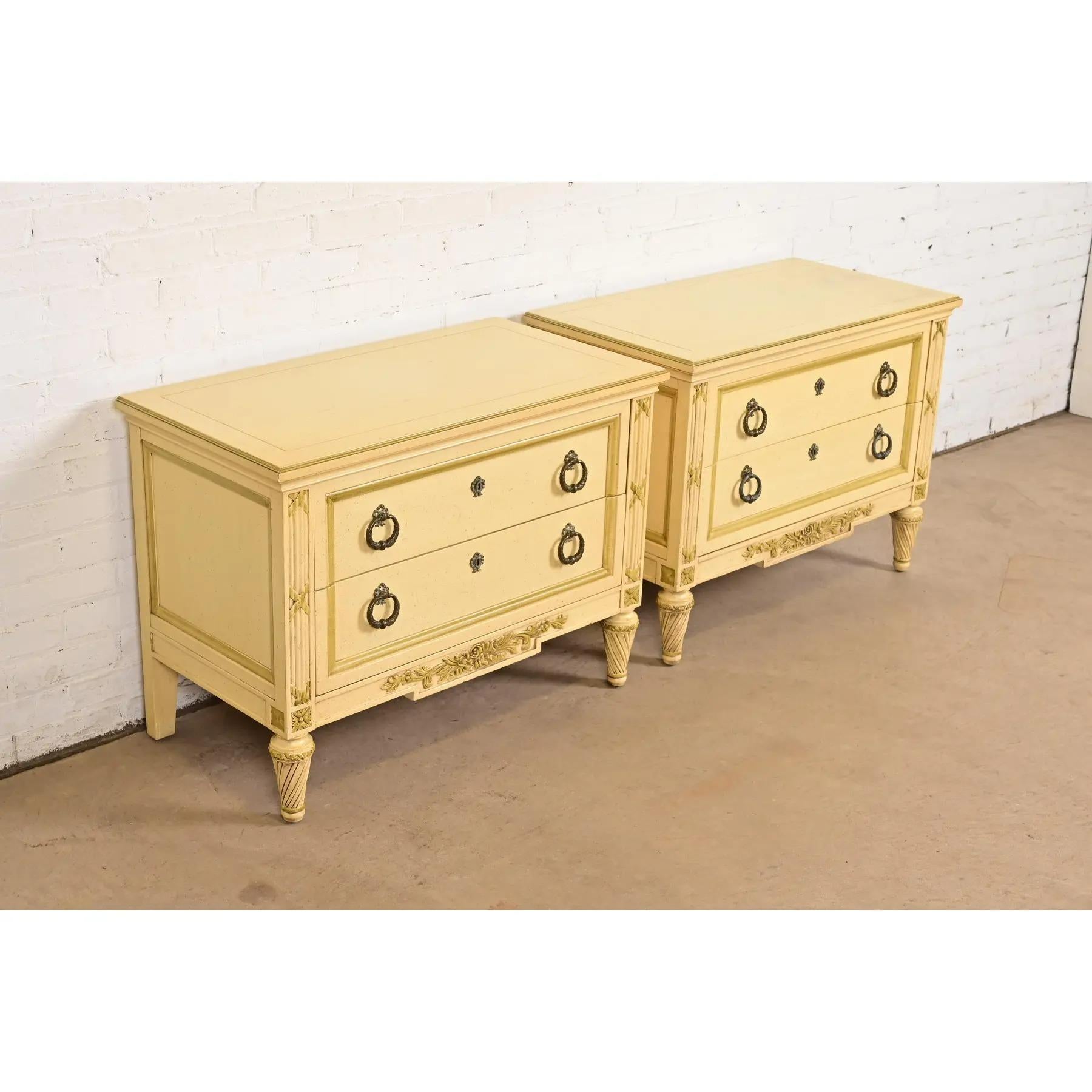 Milieu du XXe siècle Commodes de chevet de style Régence française Louis XVI laquées crème, Circa 1960 en vente