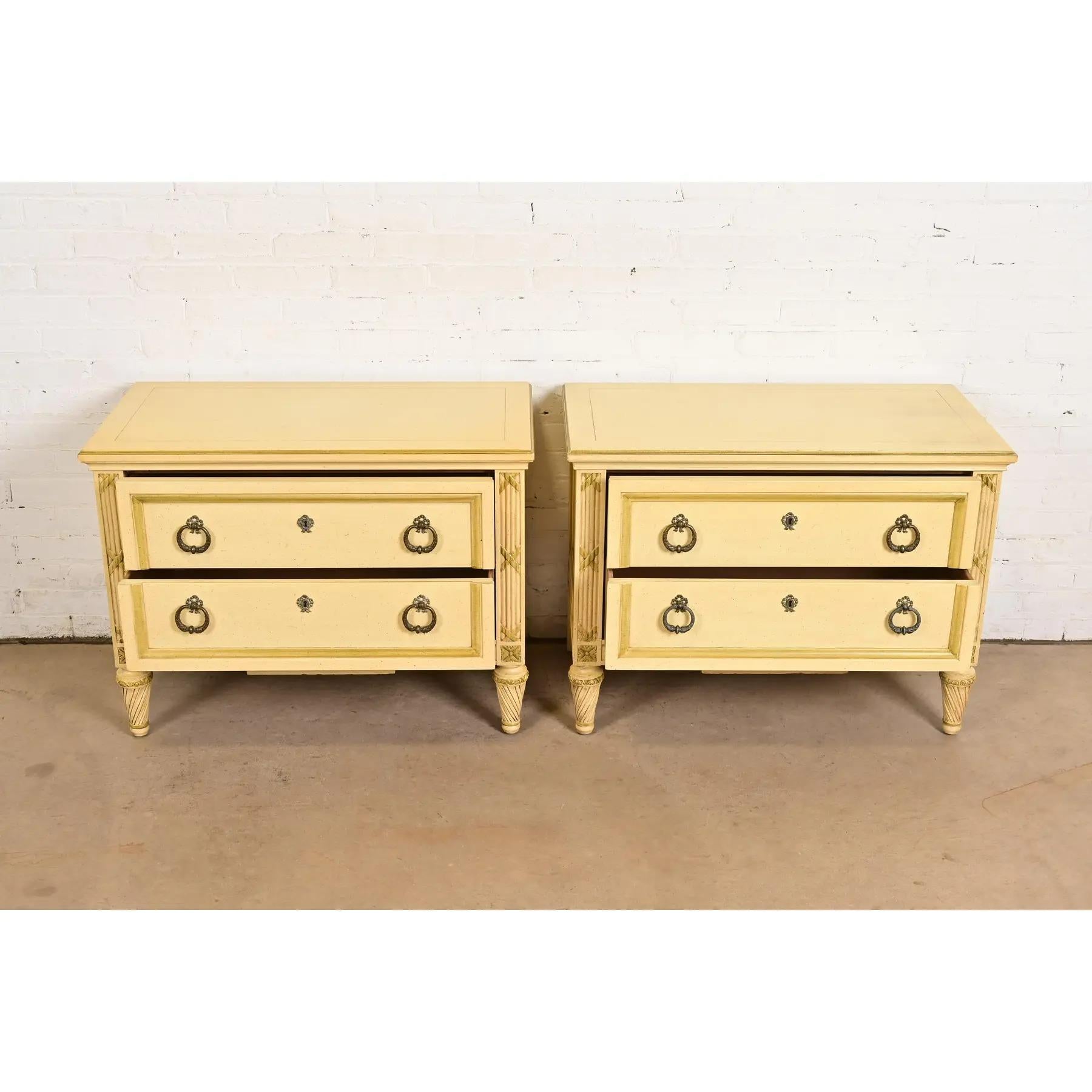 Laiton Commodes de chevet de style Régence française Louis XVI laquées crème, Circa 1960 en vente