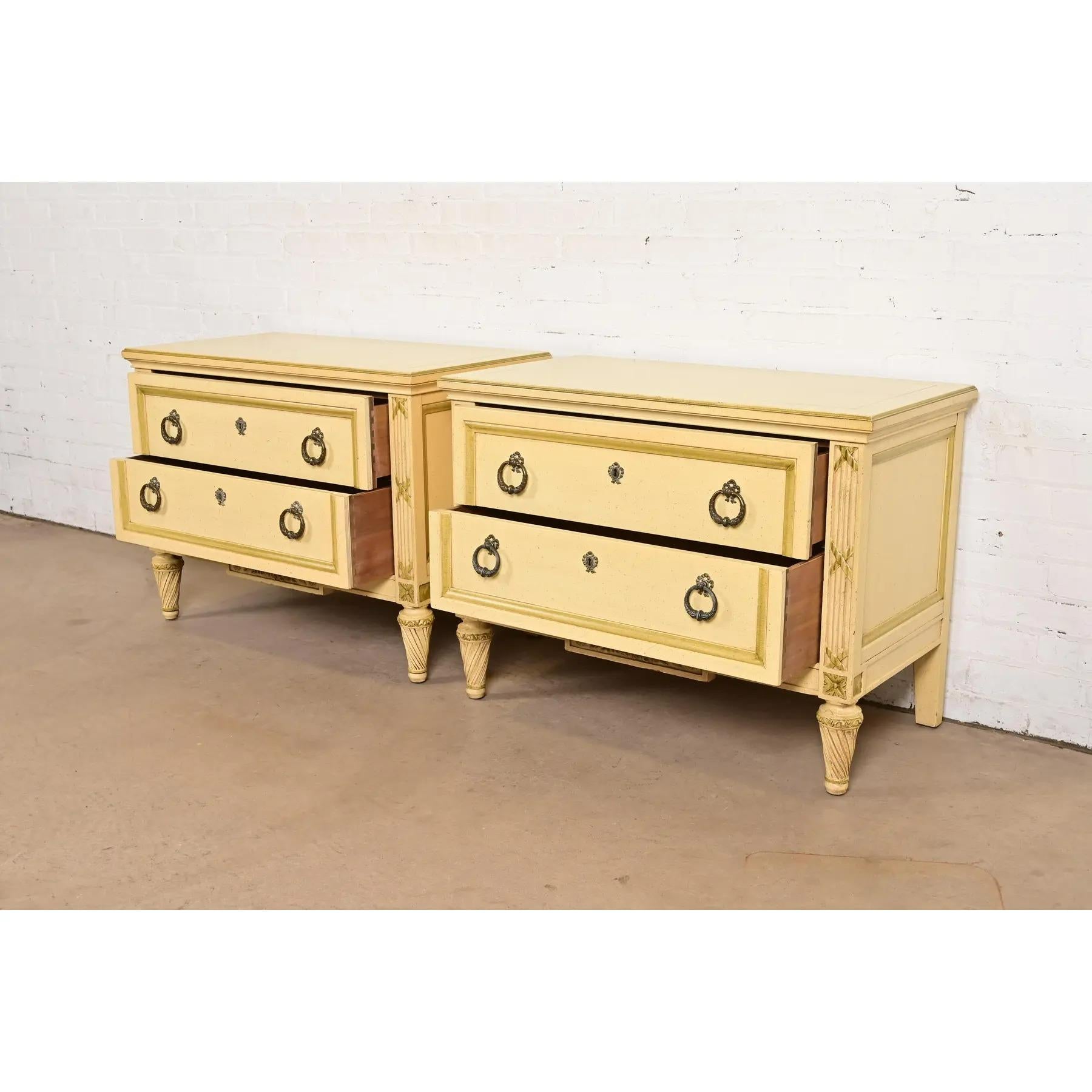 Commodes de chevet de style Régence française Louis XVI laquées crème, Circa 1960 en vente 1