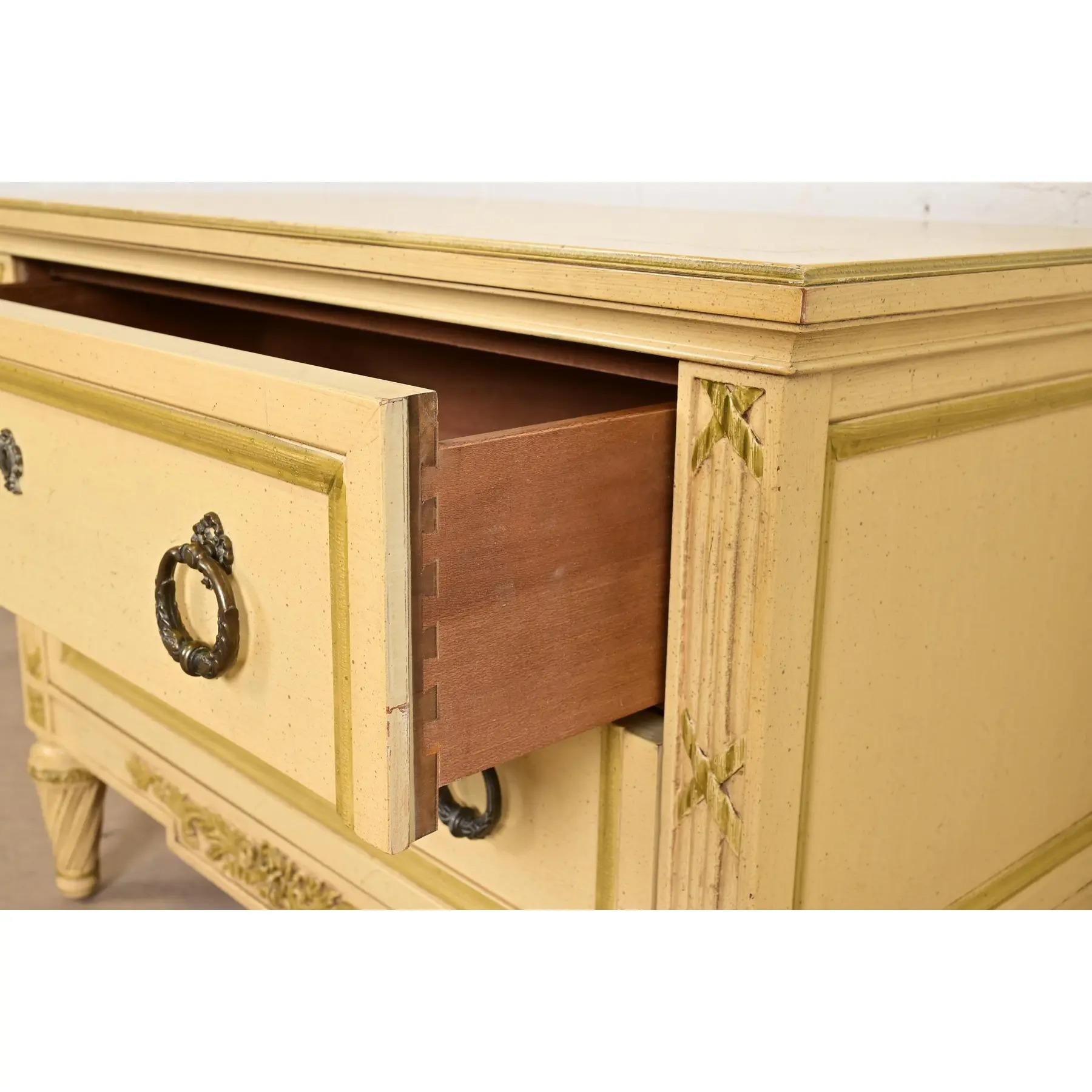 Commodes de chevet de style Régence française Louis XVI laquées crème, Circa 1960 en vente 2