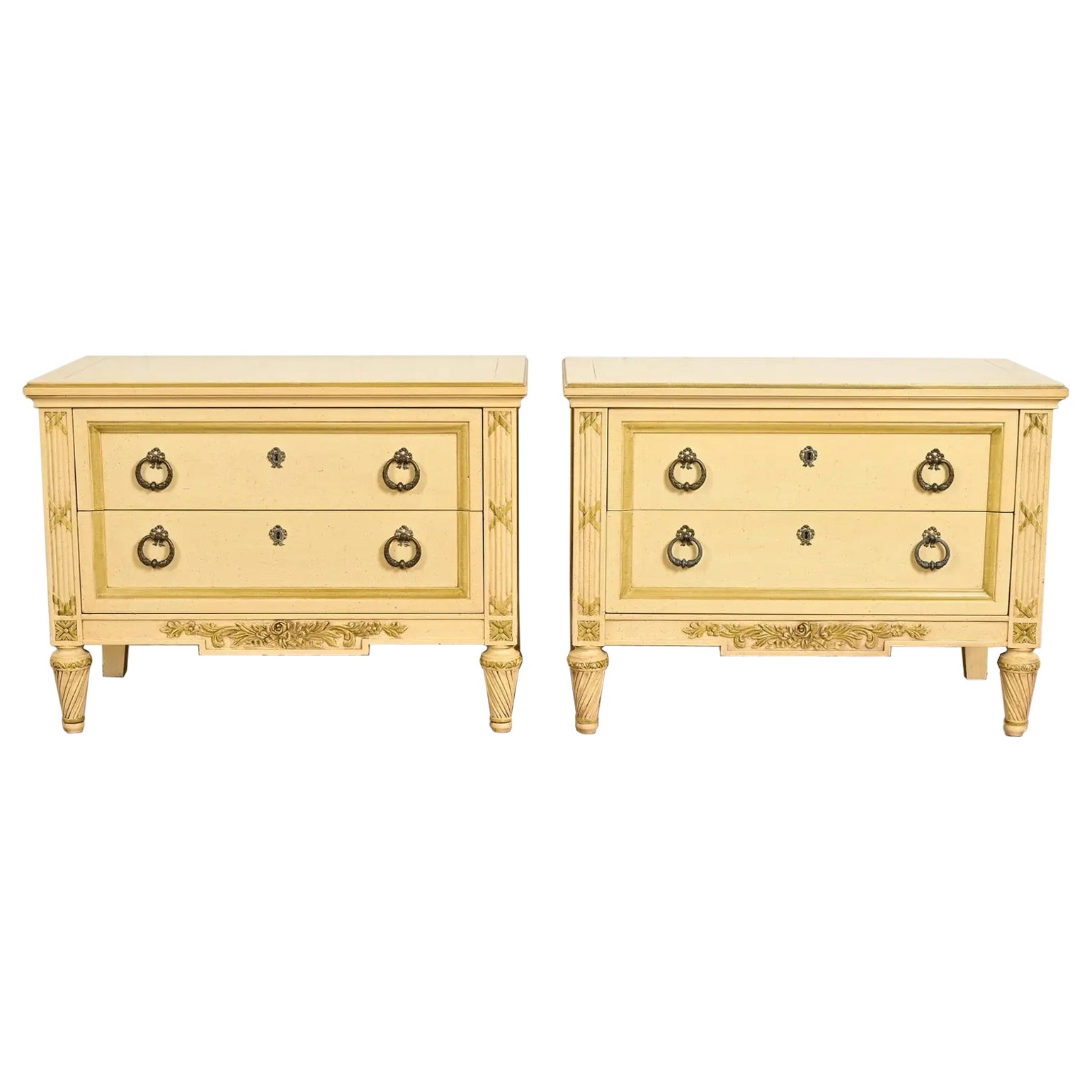 Commodes de chevet de style Régence française Louis XVI laquées crème, Circa 1960