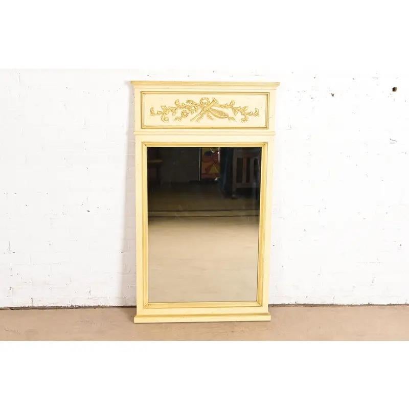 A stylish French Regency Louis XVI style tall wall mirror

By Henredon

USA, Circa 1960s

Carved cream lacquered walnut, with olive green trim.

Measures: 29.38