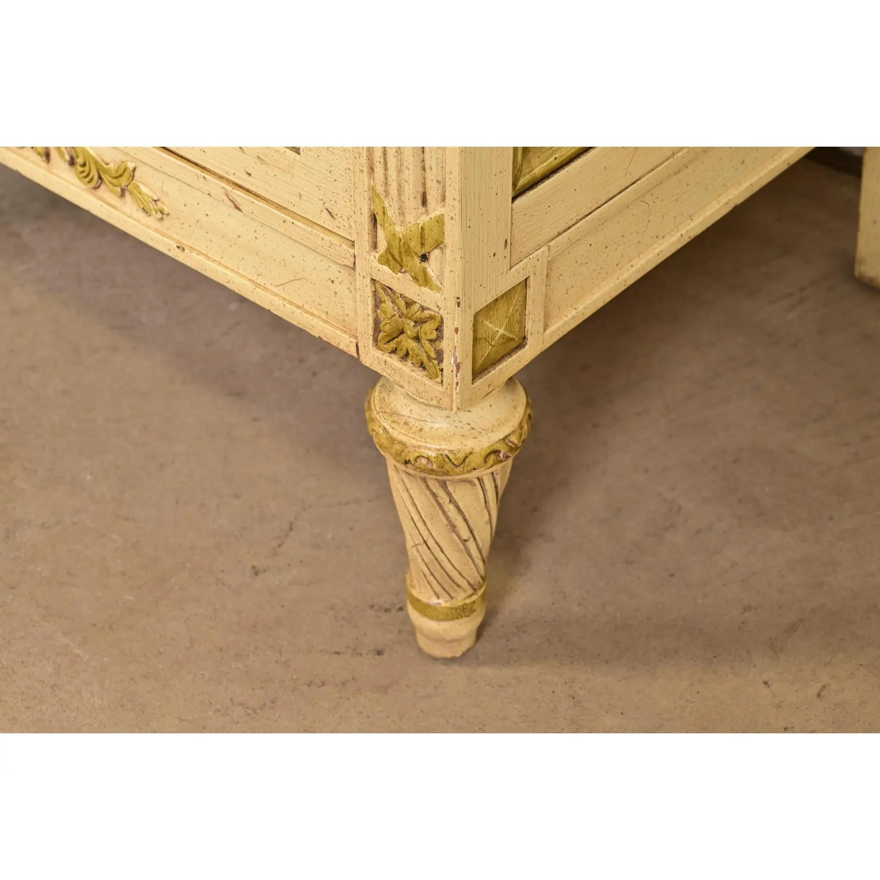 Commode triple de style Régence française Louis XVI laquée crème, Circa 1960s en vente 5