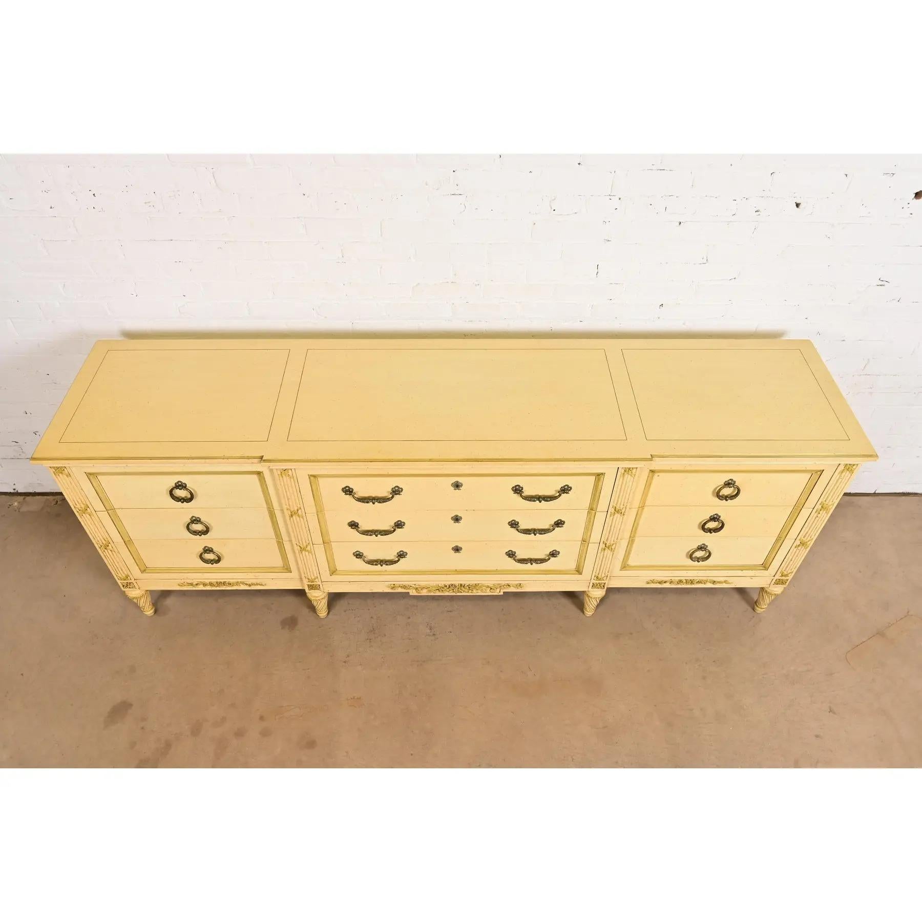Commode triple de style Régence française Louis XVI laquée crème, Circa 1960s en vente 6