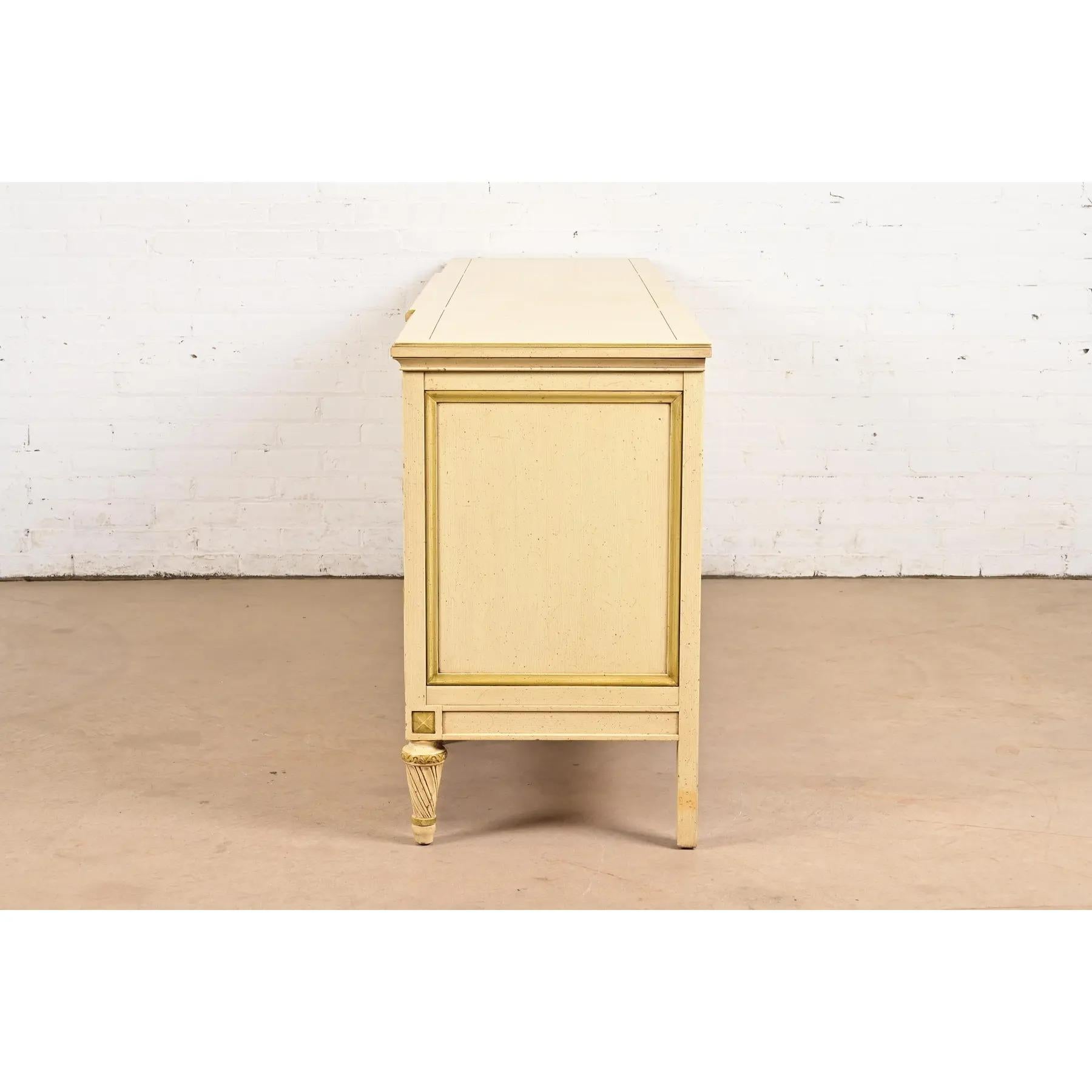 Commode triple de style Régence française Louis XVI laquée crème, Circa 1960s en vente 7