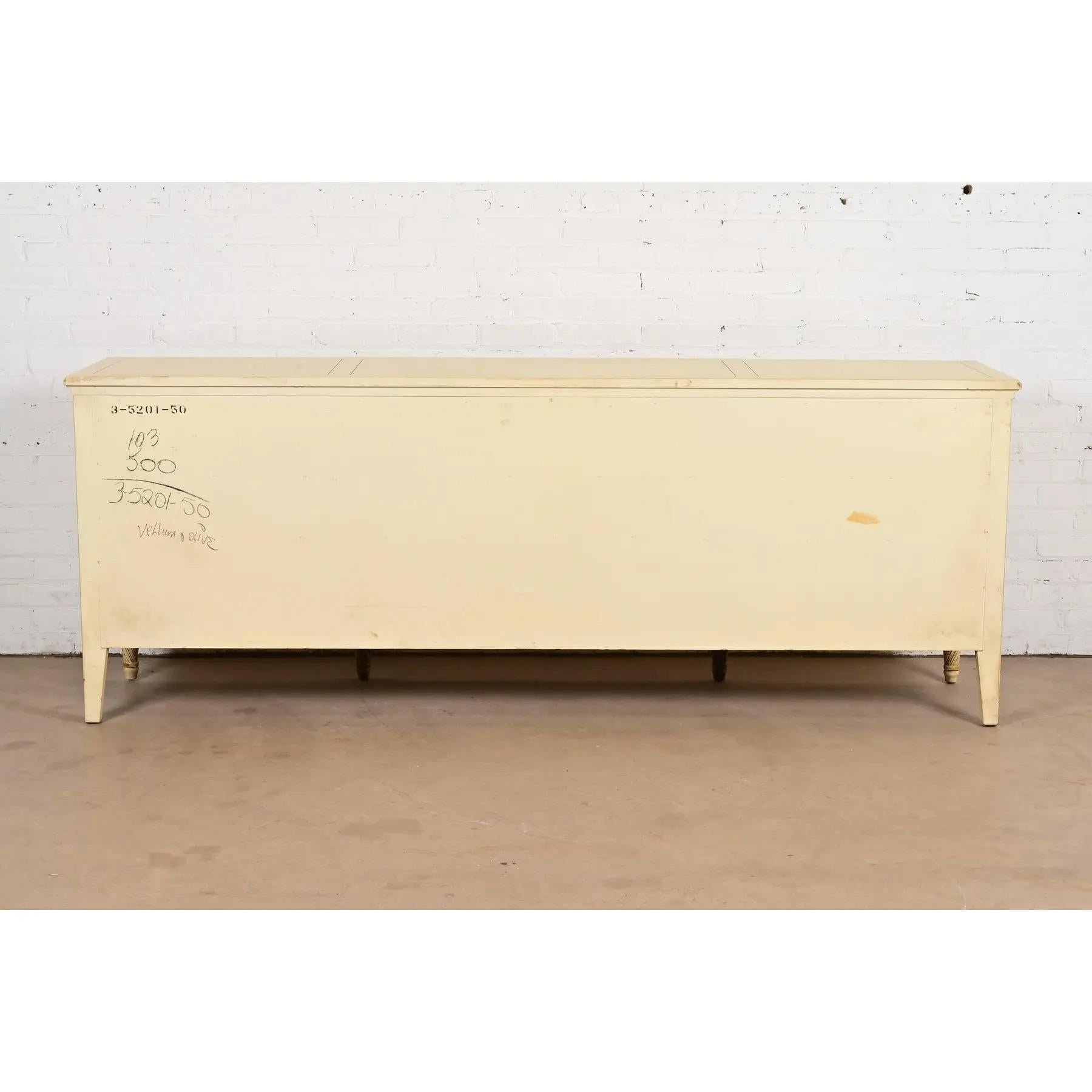 Commode triple de style Régence française Louis XVI laquée crème, Circa 1960s en vente 8
