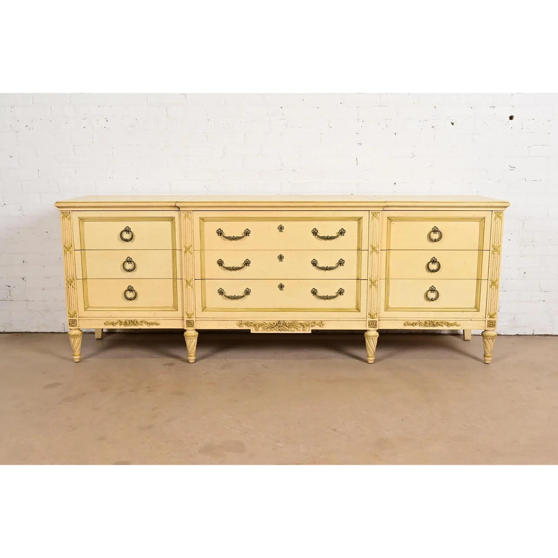 Magnifique commode ou crédence triple à neuf tiroirs de style Louis XVI de la Régence française

Par Henredon

USA, Circa 1960

Noyer sculpté en finition laquée crème d'origine, avec garnitures et accents vert olive, et quincaillerie en laiton