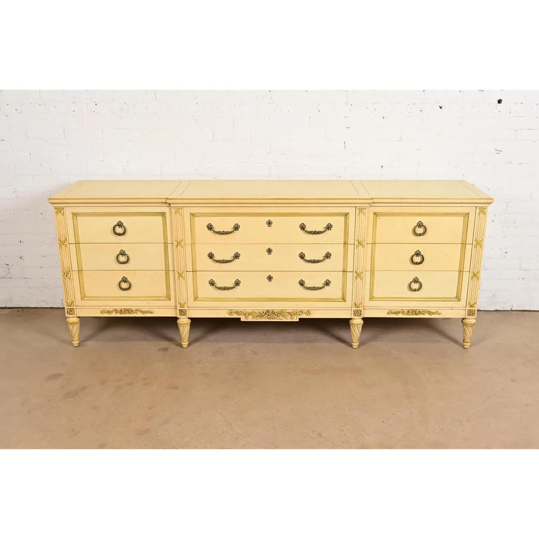 Américain Commode triple de style Régence française Louis XVI laquée crème, Circa 1960s en vente