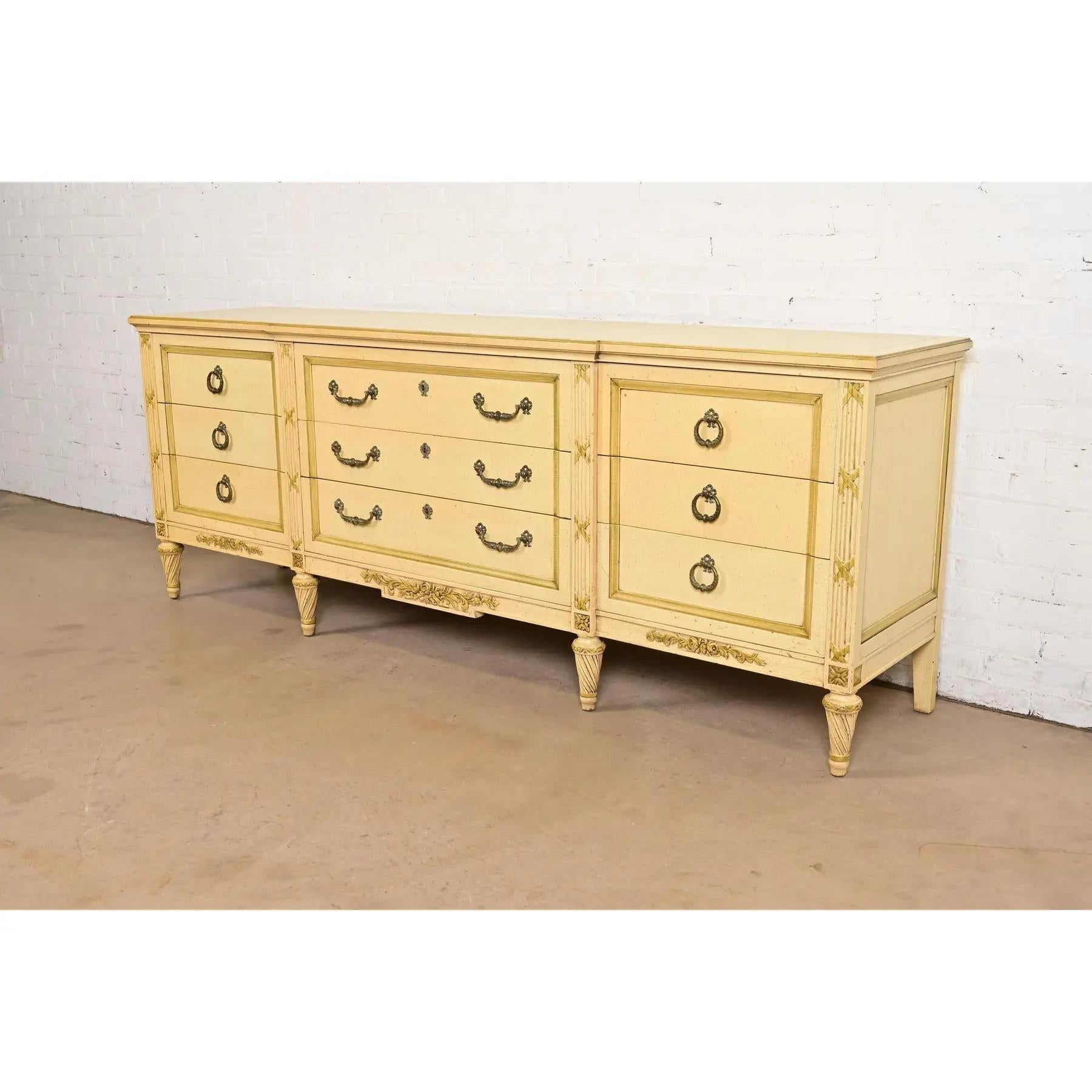 Commode triple de style Régence française Louis XVI laquée crème, Circa 1960s Bon état - En vente à South Bend, IN
