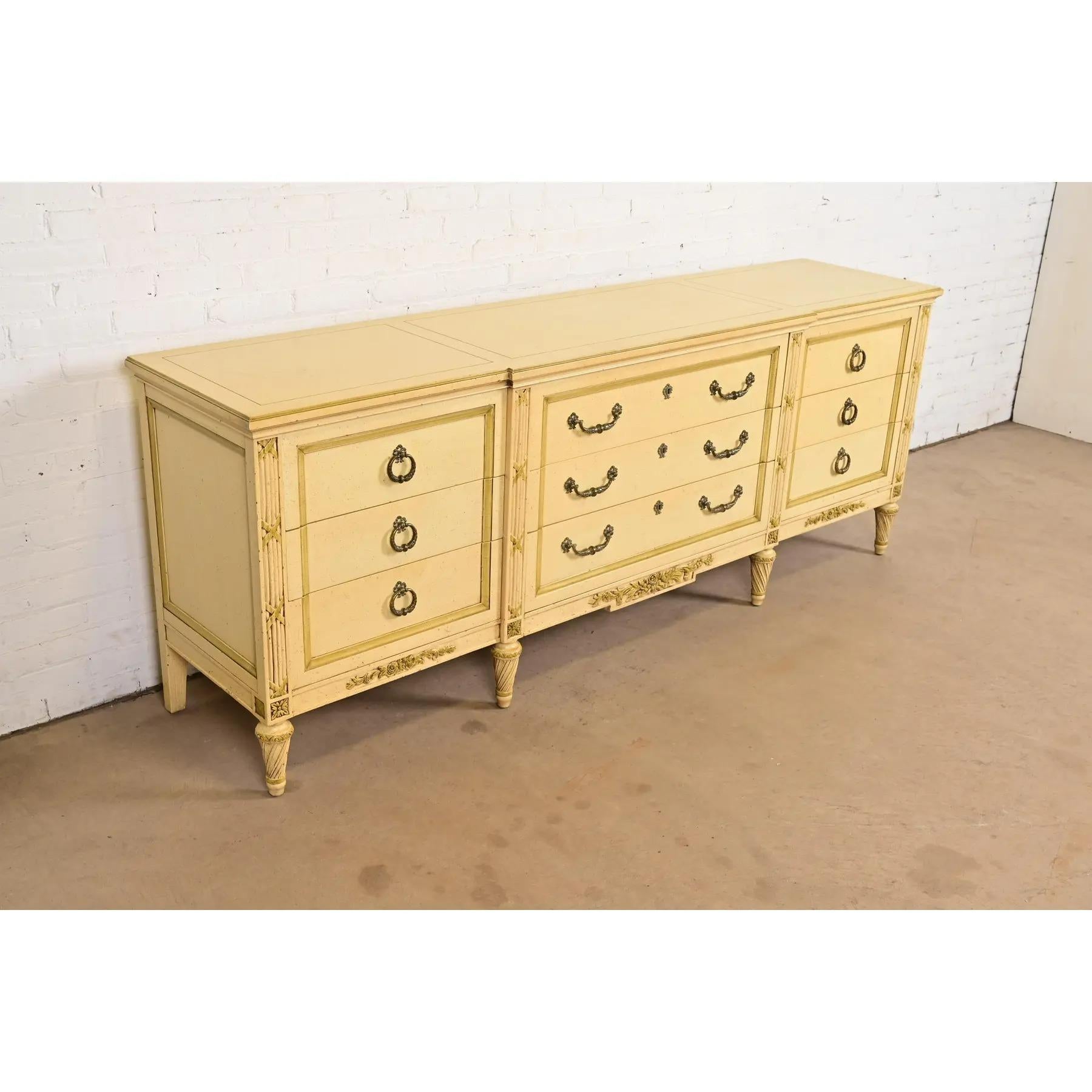 Milieu du XXe siècle Commode triple de style Régence française Louis XVI laquée crème, Circa 1960s en vente