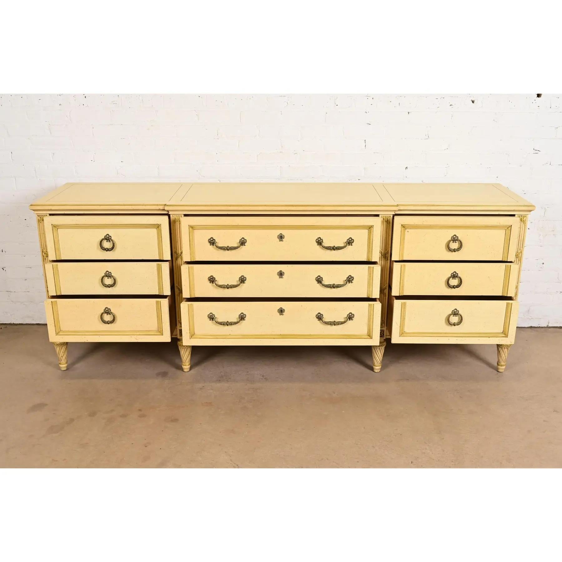 Laiton Commode triple de style Régence française Louis XVI laquée crème, Circa 1960s en vente