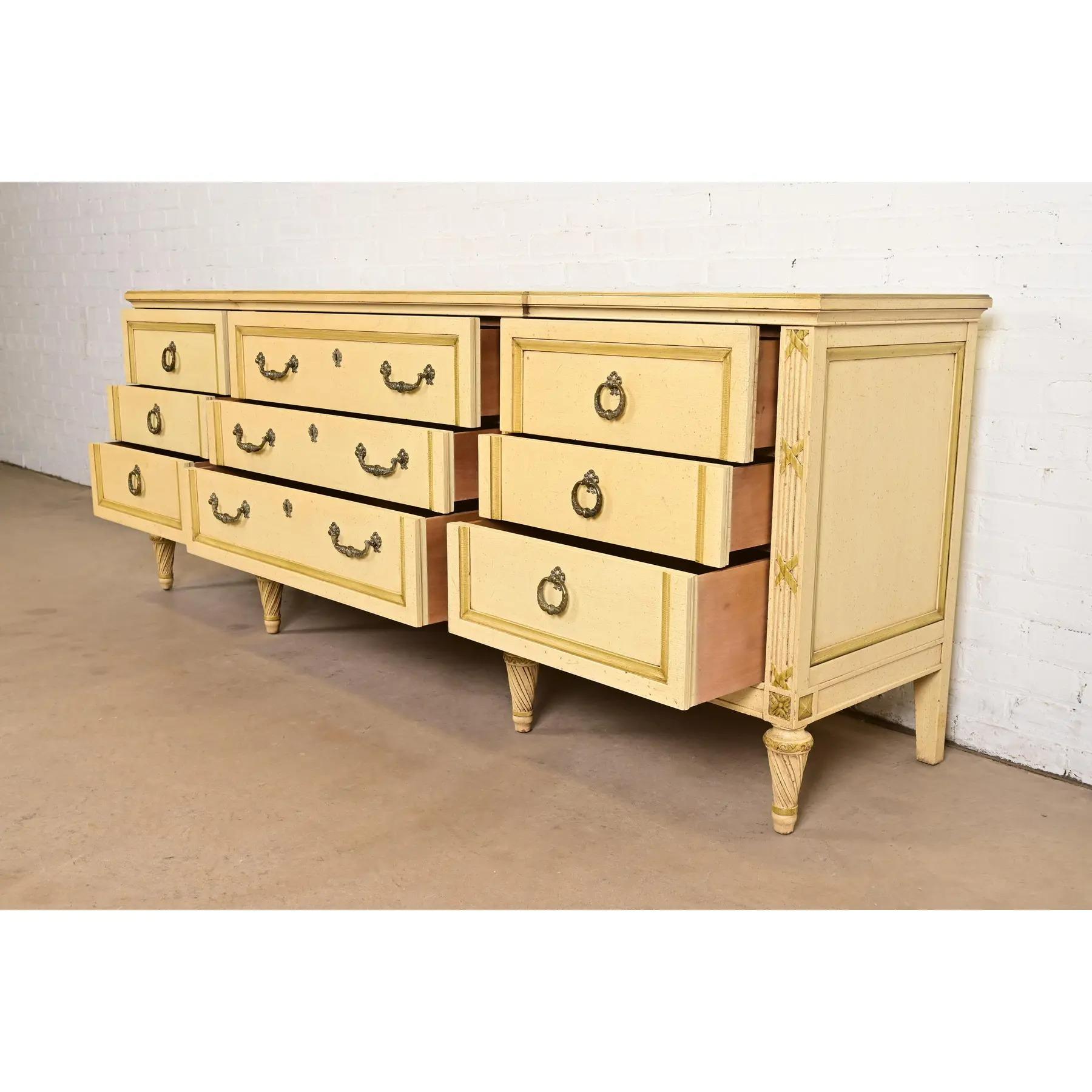 Commode triple de style Régence française Louis XVI laquée crème, Circa 1960s en vente 1