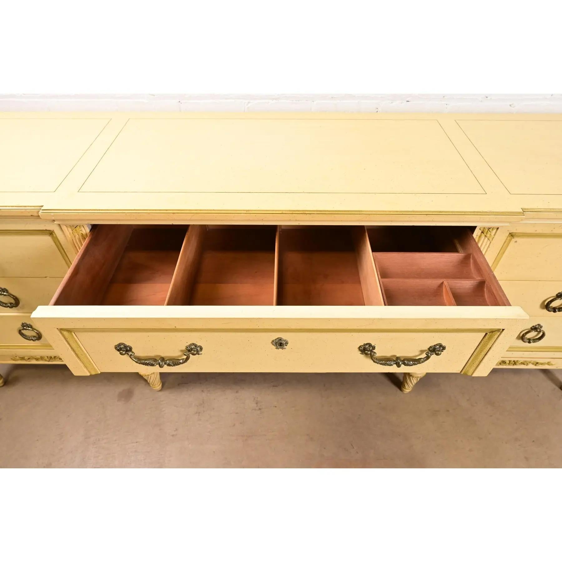 Commode triple de style Régence française Louis XVI laquée crème, Circa 1960s en vente 2