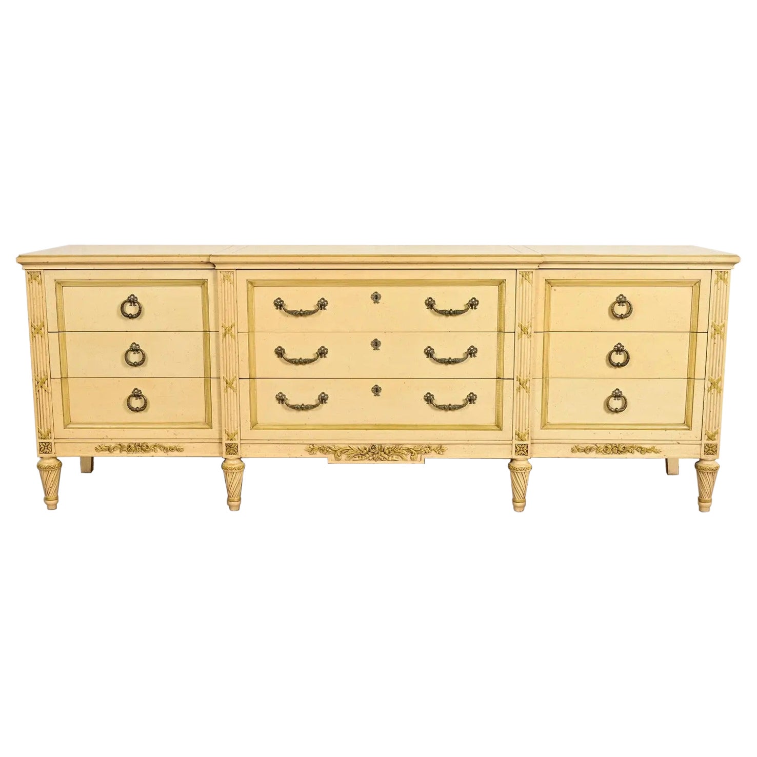 Commode triple de style Régence française Louis XVI laquée crème, Circa 1960s en vente