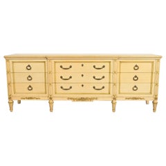 Commode triple de style Régence française Louis XVI laquée crème, Circa 1960s