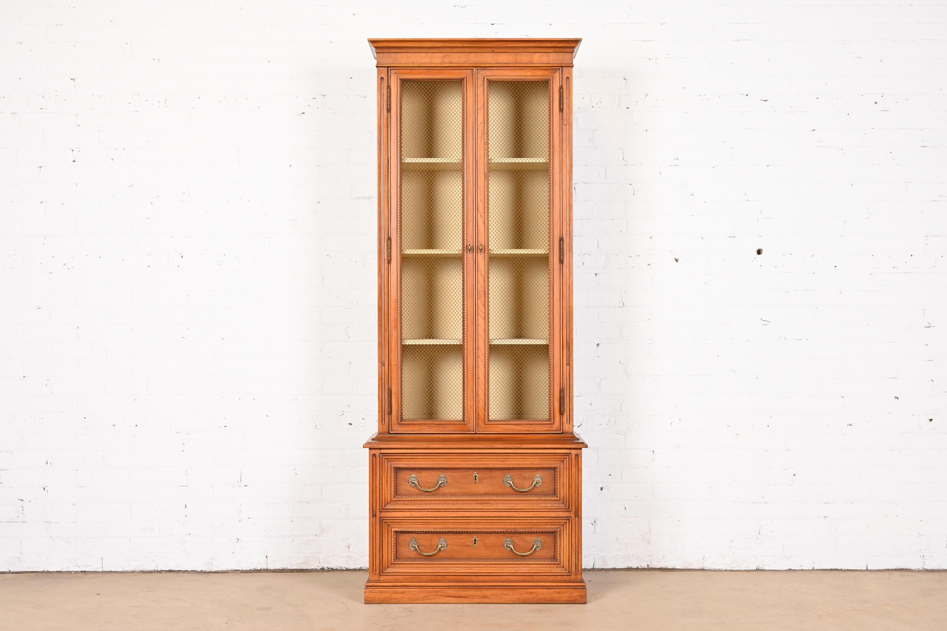 A gorgeous French Regency Louis XVI style breakfront bookcase cabinet

By Henredon

USA, Circa 1960s

Gorgeous carved fruitwood, with original brass hardware.

Measures: 30.5