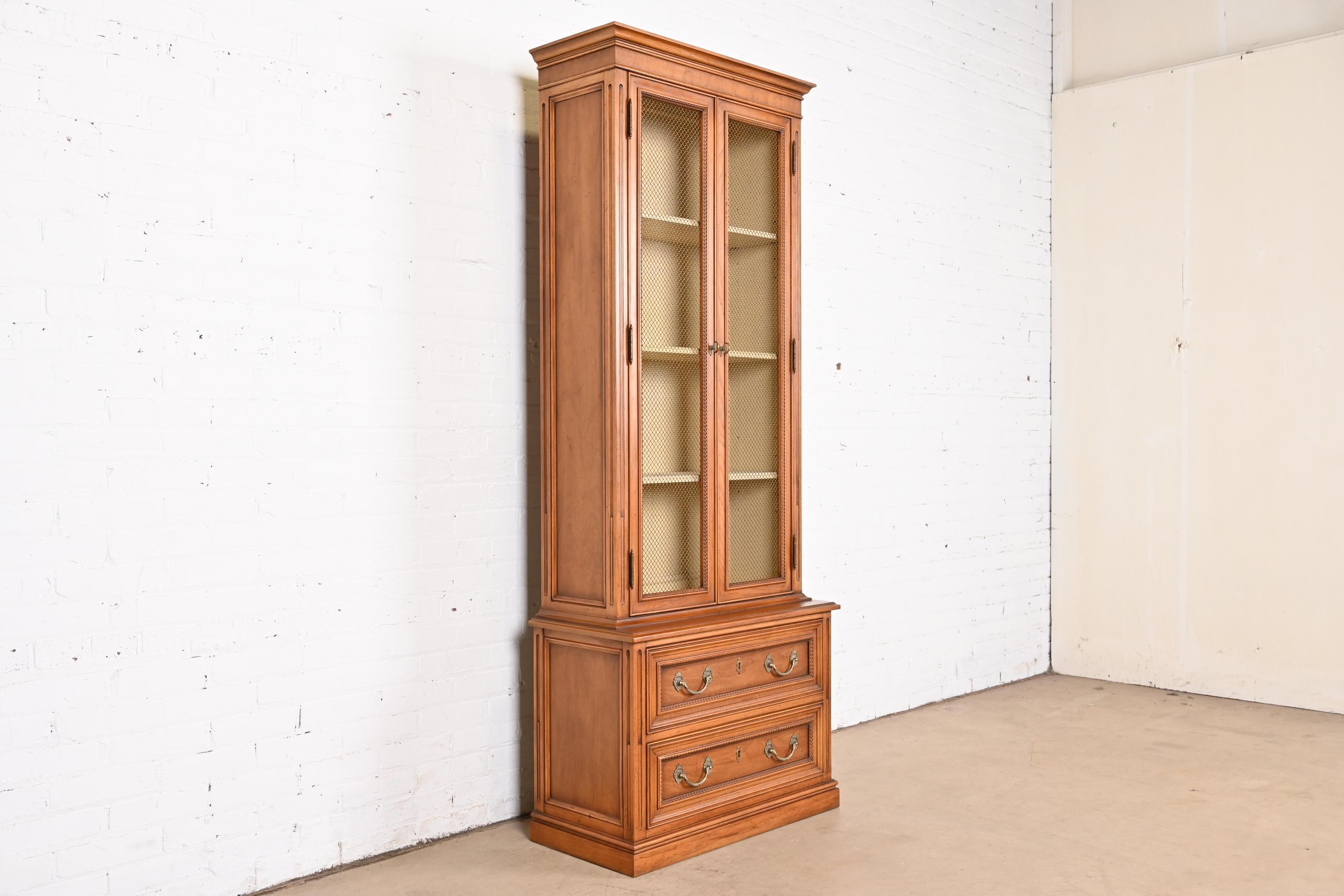 Henredon French Regency Louis XVI Fruitwood Breakfront Bookcase Cabinet, 1960s In Good Condition In South Bend, IN