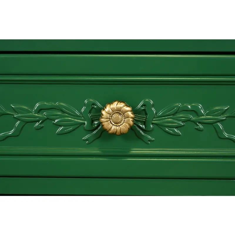 Greene & Greene Greene, tables de nuit laquées vertes de style Régence française, nouvellement repeintes en vente 3