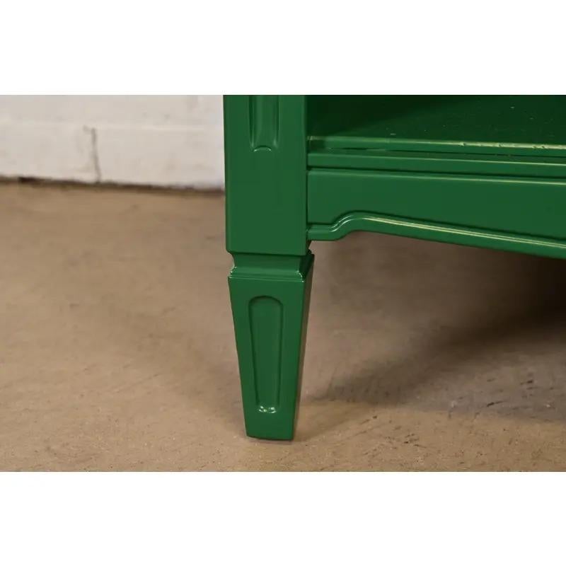 Greene & Greene Greene, tables de nuit laquées vertes de style Régence française, nouvellement repeintes en vente 4