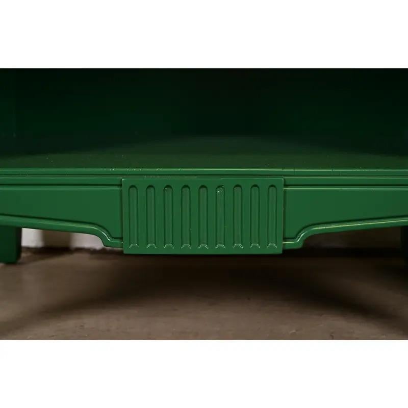 Greene & Greene Greene, tables de nuit laquées vertes de style Régence française, nouvellement repeintes en vente 5