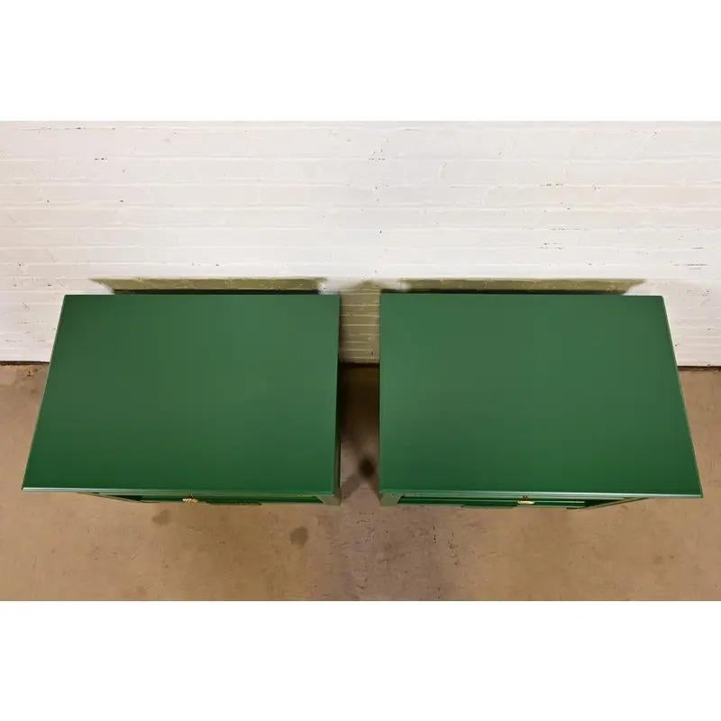 Greene & Greene Greene, tables de nuit laquées vertes de style Régence française, nouvellement repeintes en vente 6