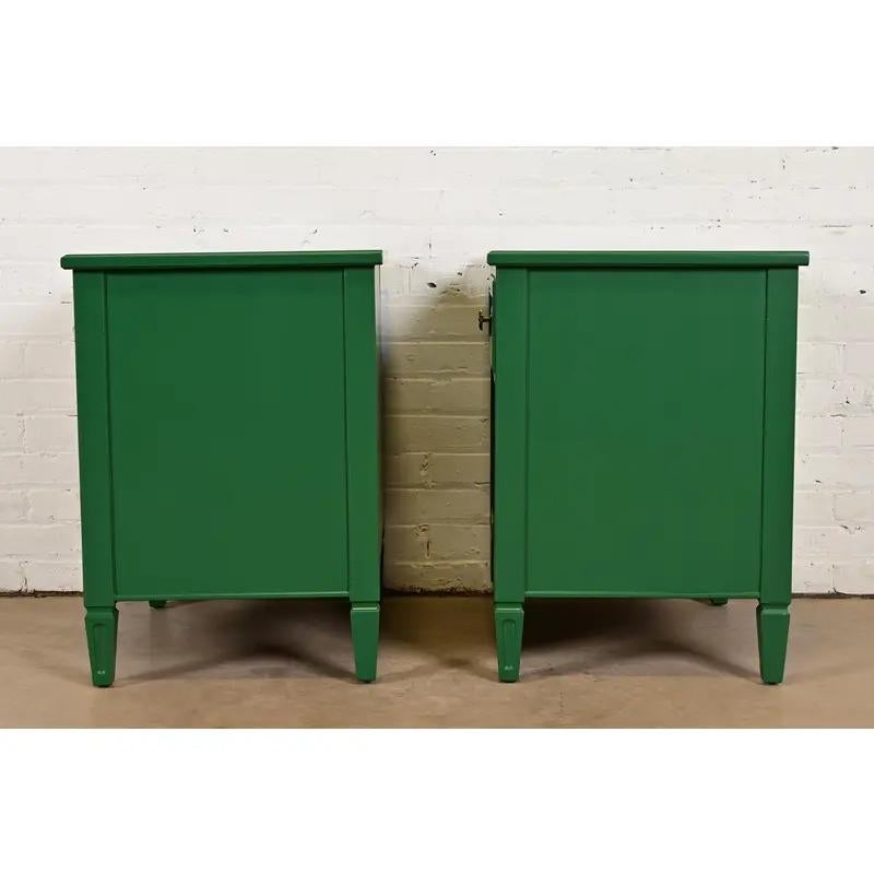 Greene & Greene Greene, tables de nuit laquées vertes de style Régence française, nouvellement repeintes en vente 7