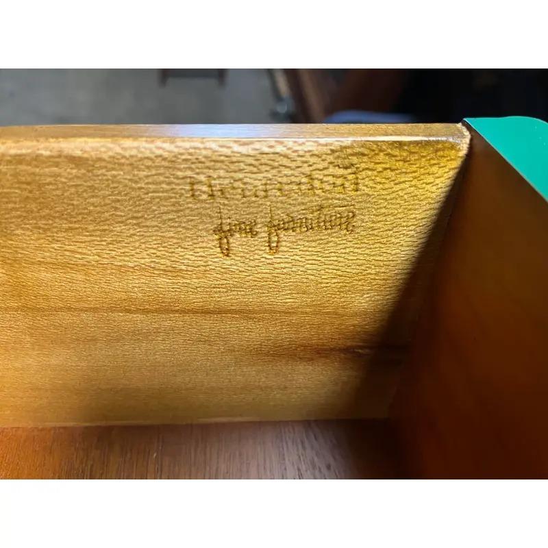 Greene & Greene Greene, tables de nuit laquées vertes de style Régence française, nouvellement repeintes en vente 8