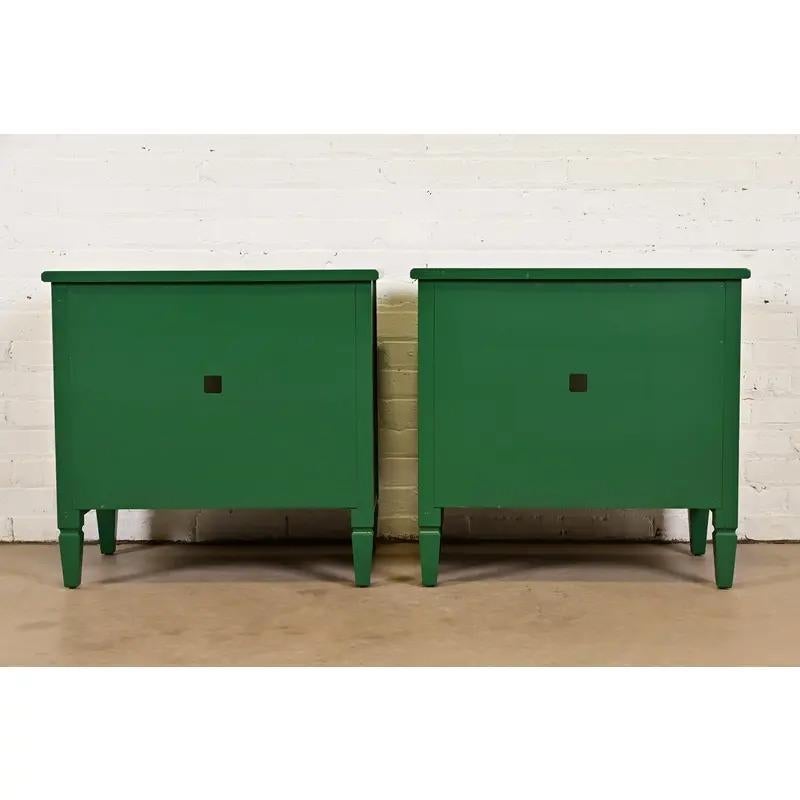 Greene & Greene Greene, tables de nuit laquées vertes de style Régence française, nouvellement repeintes en vente 9