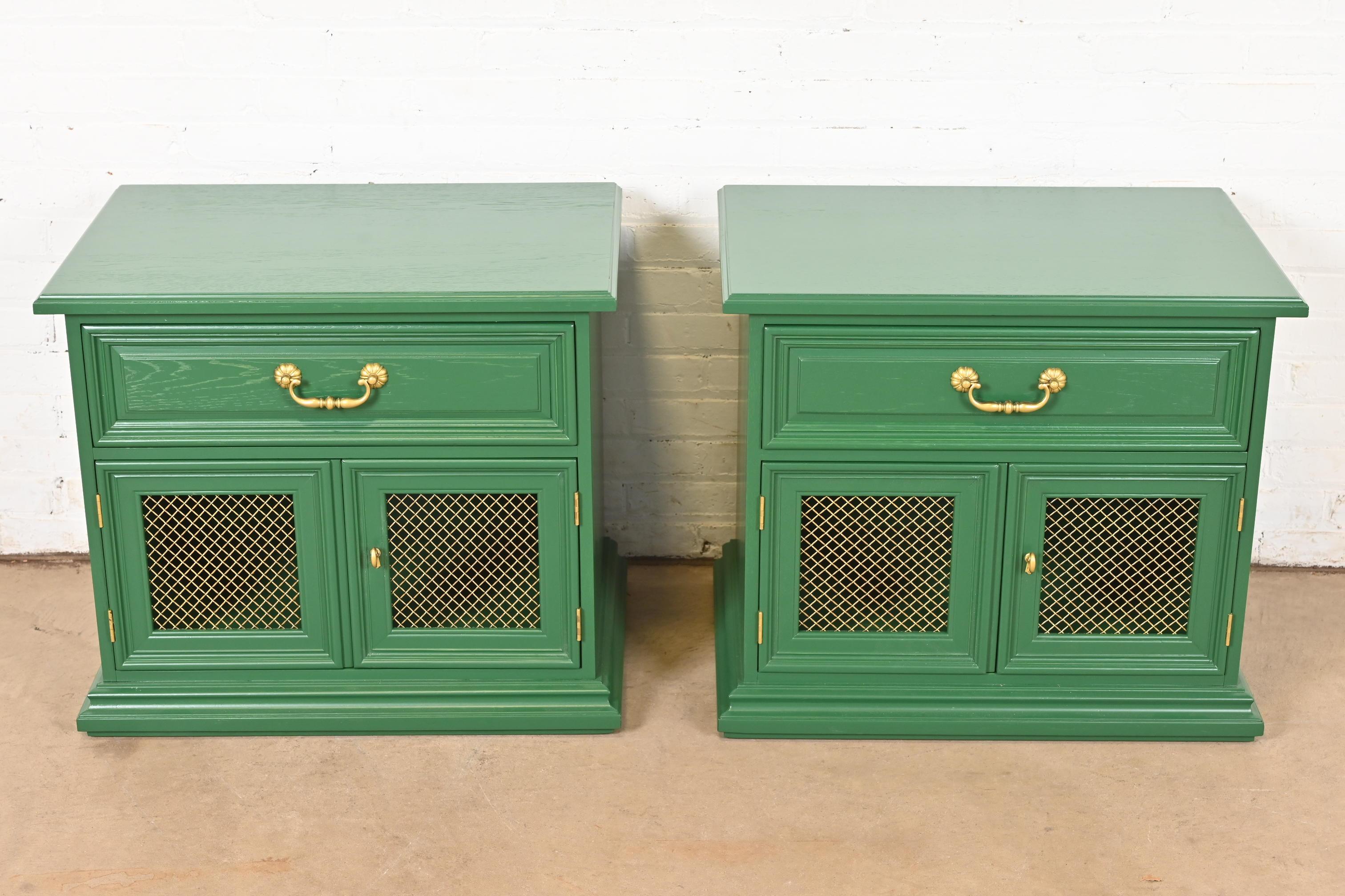 Louis XVI Greene & Greene Greene, tables de nuit laquées vertes de style Régence française, nouvellement repeintes en vente