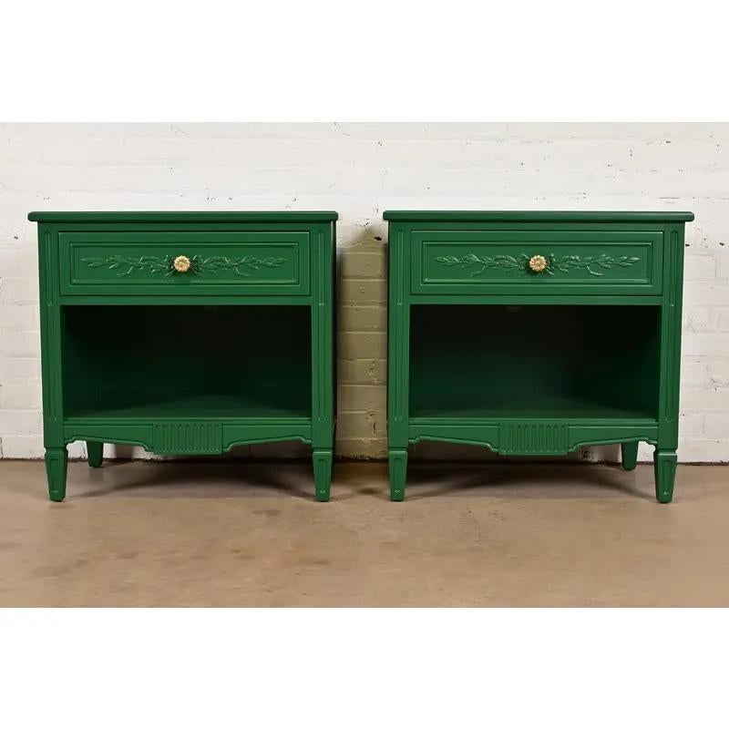 Louis XVI Greene & Greene Greene, tables de nuit laquées vertes de style Régence française, nouvellement repeintes en vente