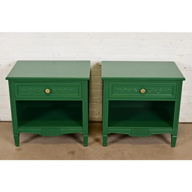 Américain Greene & Greene Greene, tables de nuit laquées vertes de style Régence française, nouvellement repeintes en vente