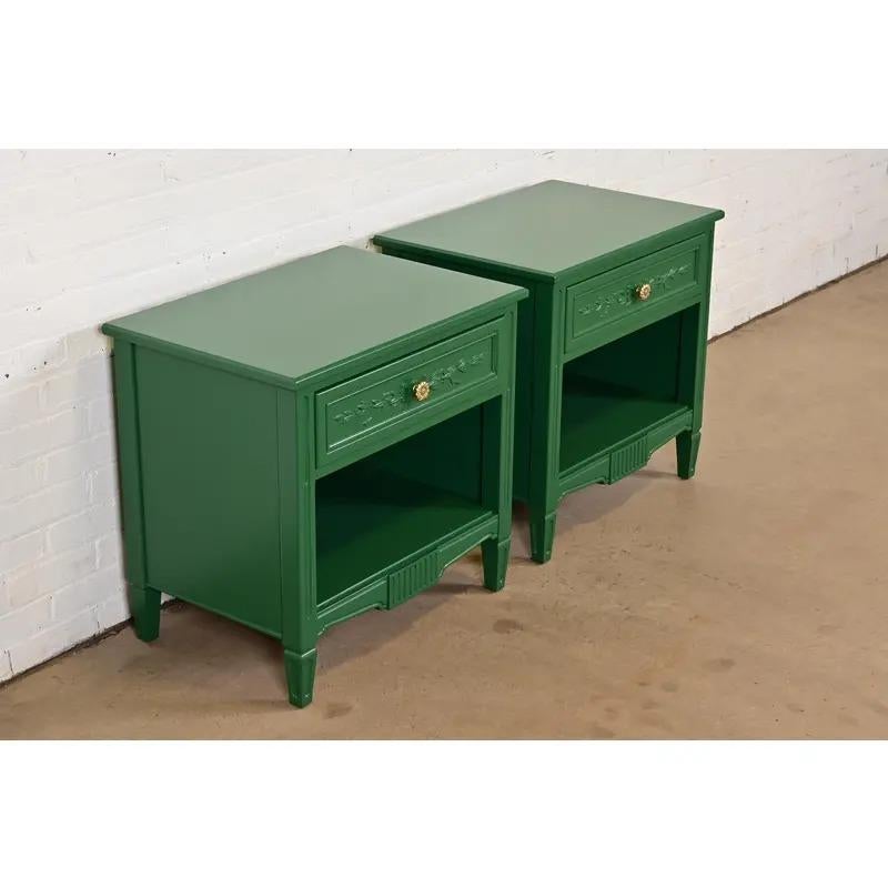 Greene & Greene Greene, tables de nuit laquées vertes de style Régence française, nouvellement repeintes Bon état - En vente à South Bend, IN