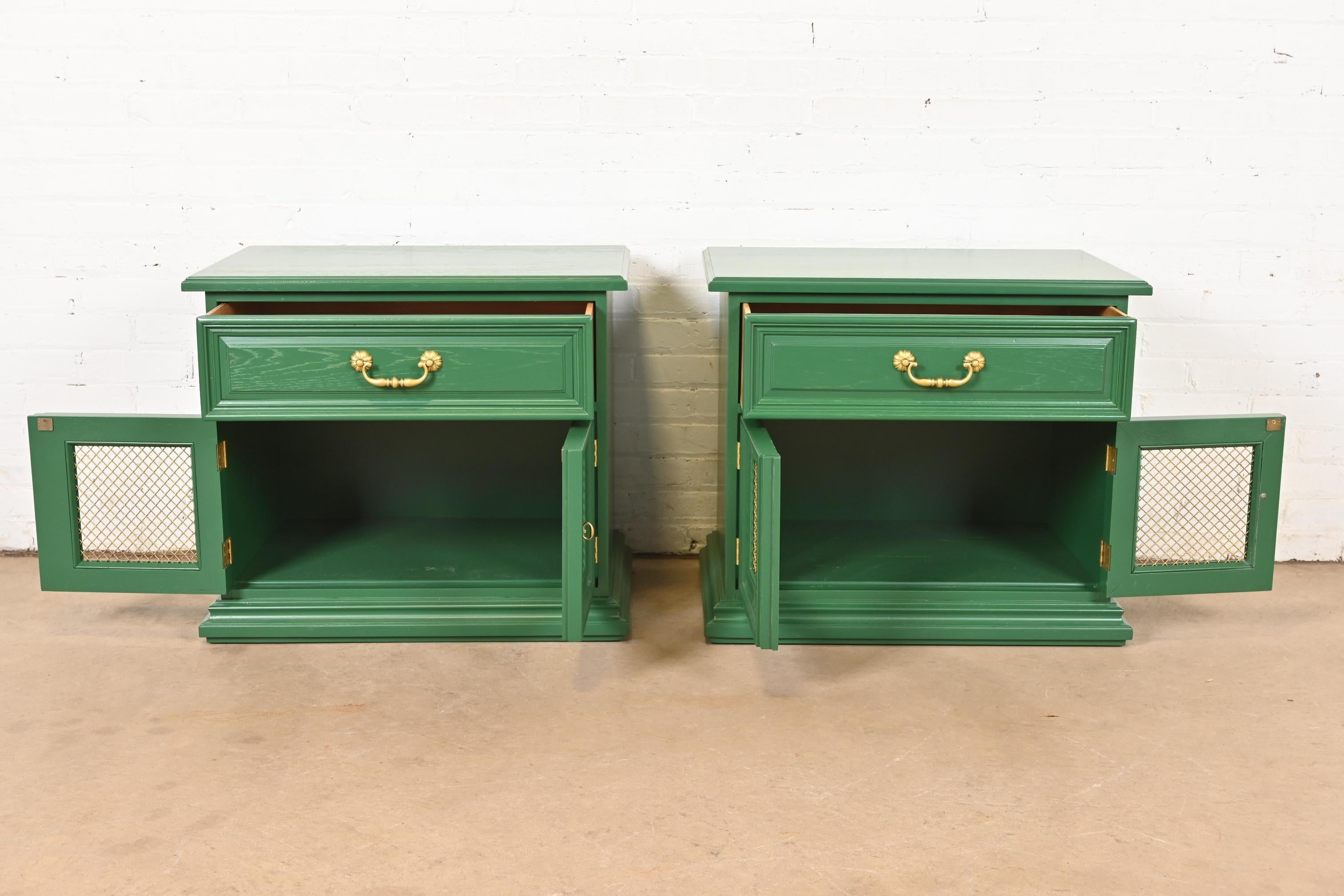 Milieu du XXe siècle Greene & Greene Greene, tables de nuit laquées vertes de style Régence française, nouvellement repeintes en vente