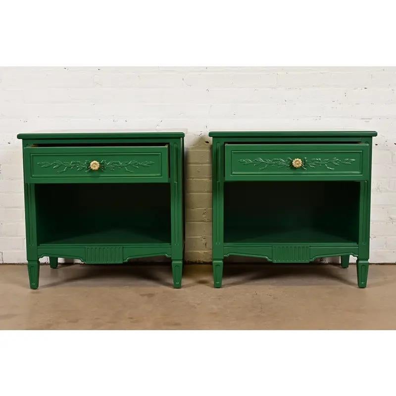 Milieu du XXe siècle Greene & Greene Greene, tables de nuit laquées vertes de style Régence française, nouvellement repeintes en vente