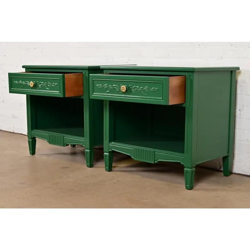 Laiton Greene & Greene Greene, tables de nuit laquées vertes de style Régence française, nouvellement repeintes en vente