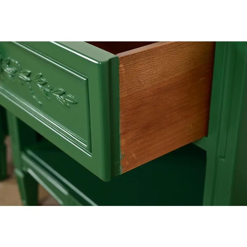 Greene & Greene Greene, tables de nuit laquées vertes de style Régence française, nouvellement repeintes en vente 1